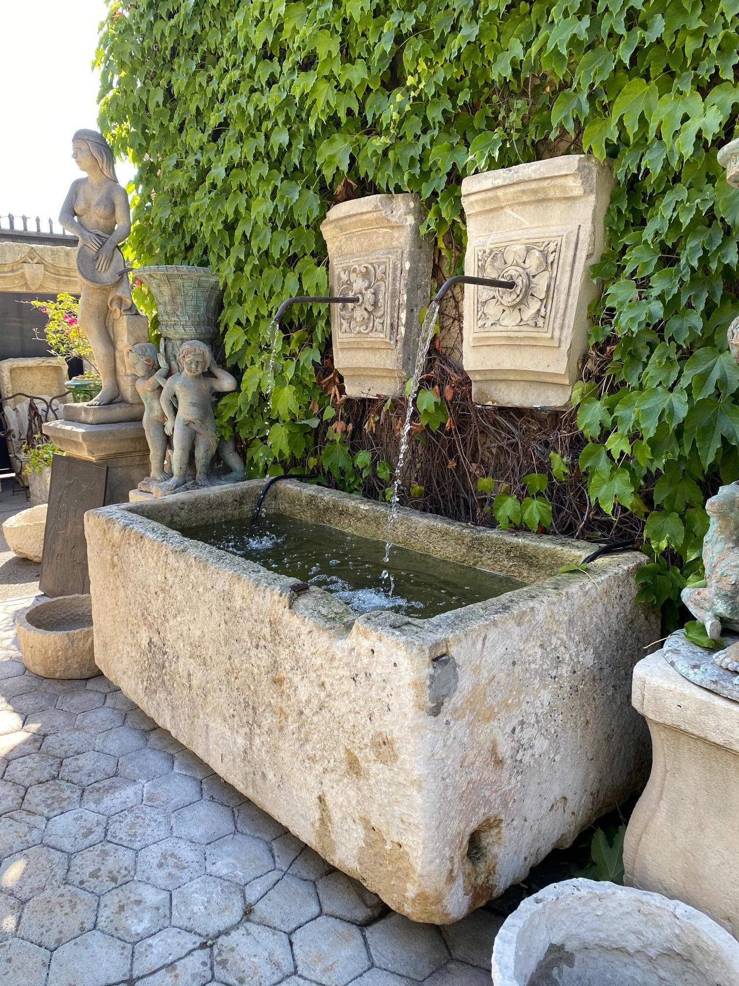 Français Fontaine en pierre sculptée à la main, bassin, bac, jardinière, foyer, auge, anciennement LA