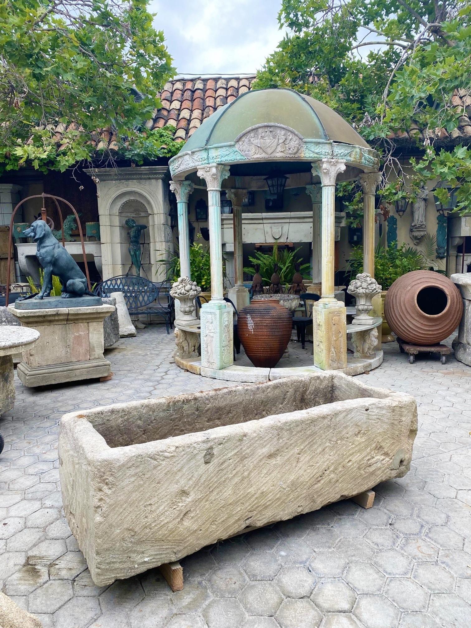 Sculpté Ancienne auge de cheminée en pierre sculptée à la main pour récipient de fontaine, bassin de fontaine et jardinière - Antique LA