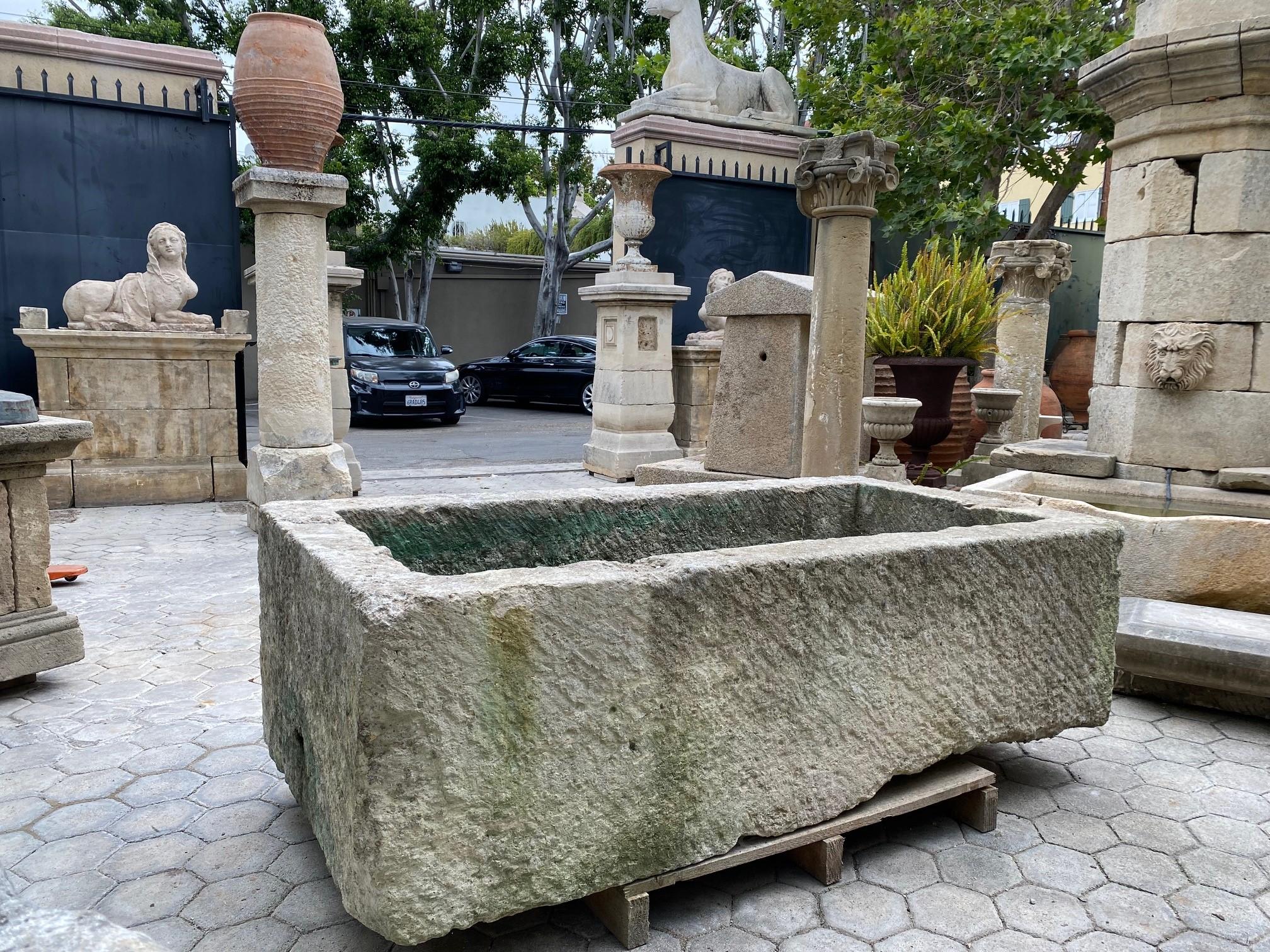 Fontaine en pierre sculptée à la main, bassin, bac, jardinière, foyer, auge, anciennement LA Bon état à West Hollywood, CA