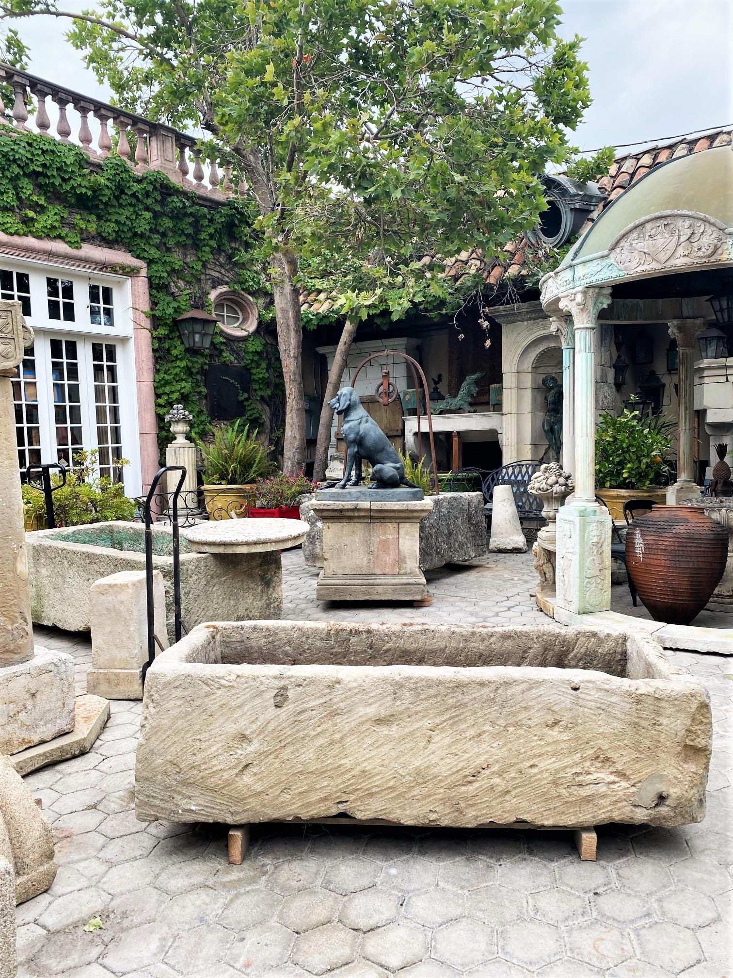 17ème siècle Ancienne auge de cheminée en pierre sculptée à la main pour récipient de fontaine, bassin de fontaine et jardinière - Antique LA