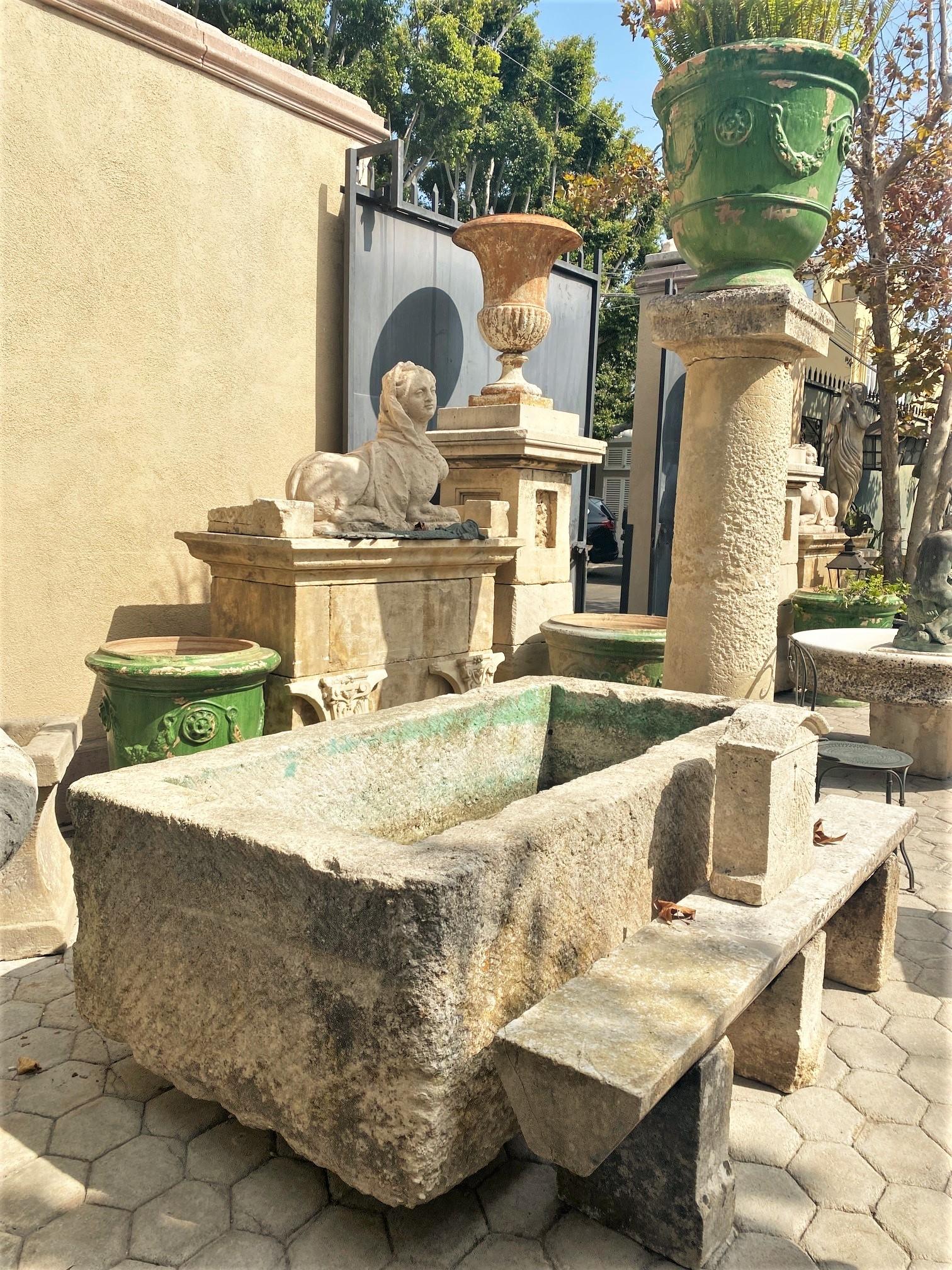XVIIIe siècle et antérieur Fontaine en pierre sculptée à la main, bassin, bac, jardinière, foyer, auge, anciennement LA