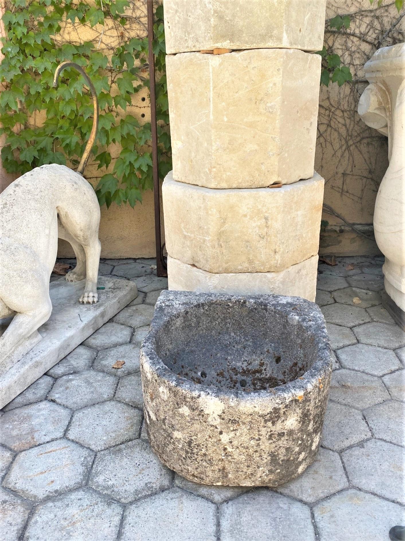 Handgeschnitzter Steinbehälter Brunnen Trog Becken Pflanzgefäß antiker Bauernhof Waschbecken LA. Ende des 17., Anfang des 18. Jahrhunderts kleines Brunnenbecken aus handgeschnitztem Steinbehälter. Es war gegen die Wand applique Teil einer