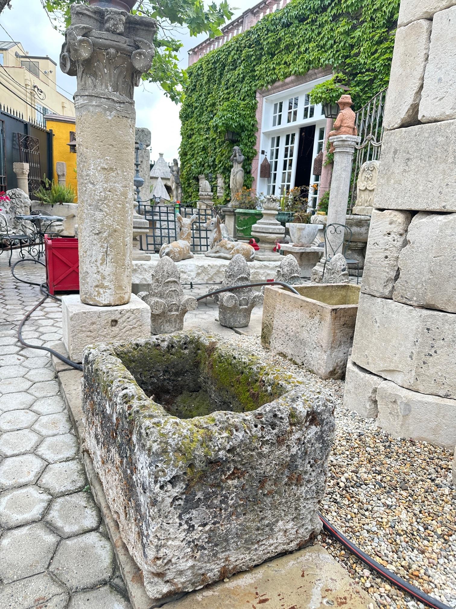 Jardinière en pierre sculptée à la main Jardinière trough basin planter Antique Farm Sink LA . Fontaine à eau du 18ème siècle Bassin en pierre sculptée à la main . La couleur et la patine changent avec la lumière et les saisons . Cette auge peut