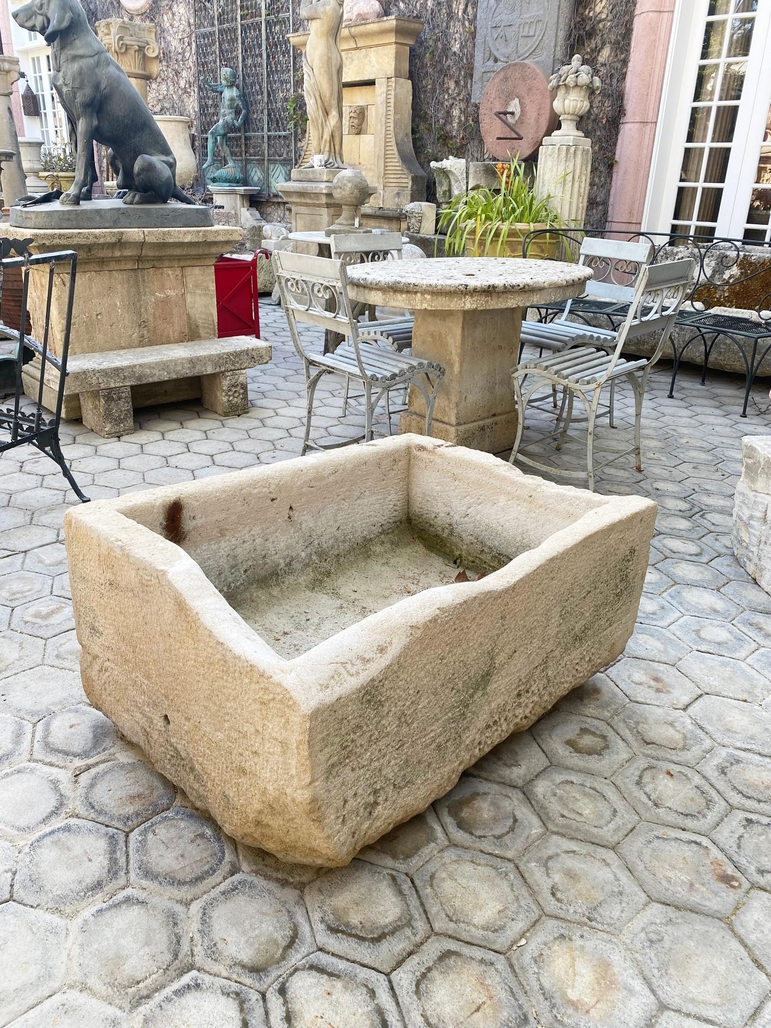Eine große späten 18. Jahrhundert Brunnen Becken von Hand geschnitzt Stein-Container. Dieser Trog könnte mit einem einfachen Bronze-Metallauslauf oder einem geschnitzten Steinbrunnenkopf installiert werden, wir haben viele Optionen von ihnen, um