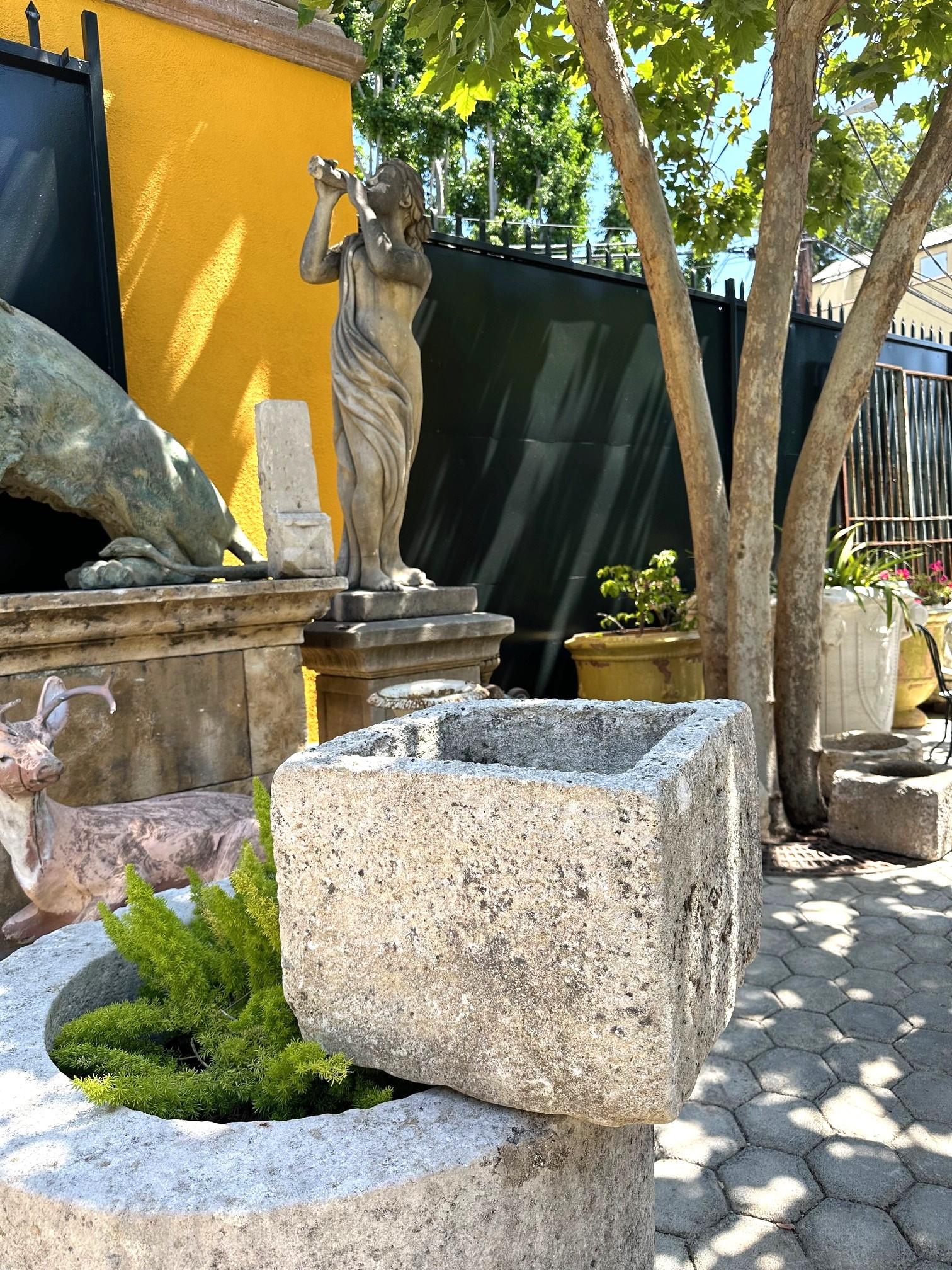 Jardinera de piedra tallada a mano Jardinera Lavabo de granja antiguo LA Francés en venta