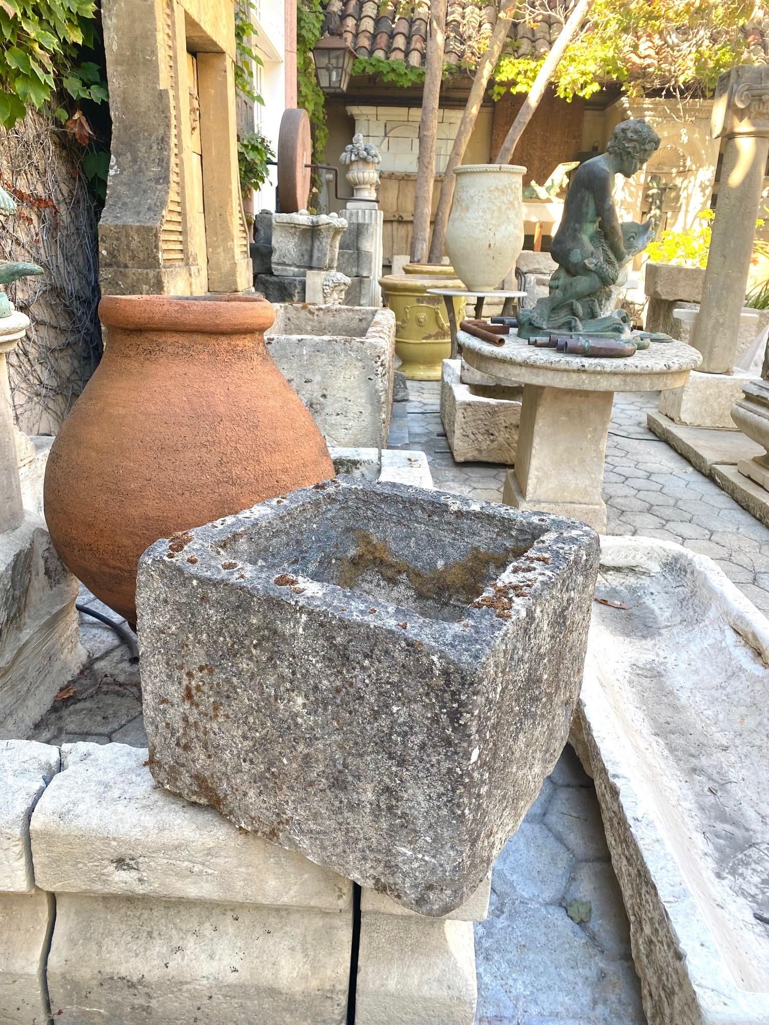 Sculpté Récipient de jardinière en pierre sculpté à la main, soucoupe à bassin de souche, évier de ferme ancien, LA en vente