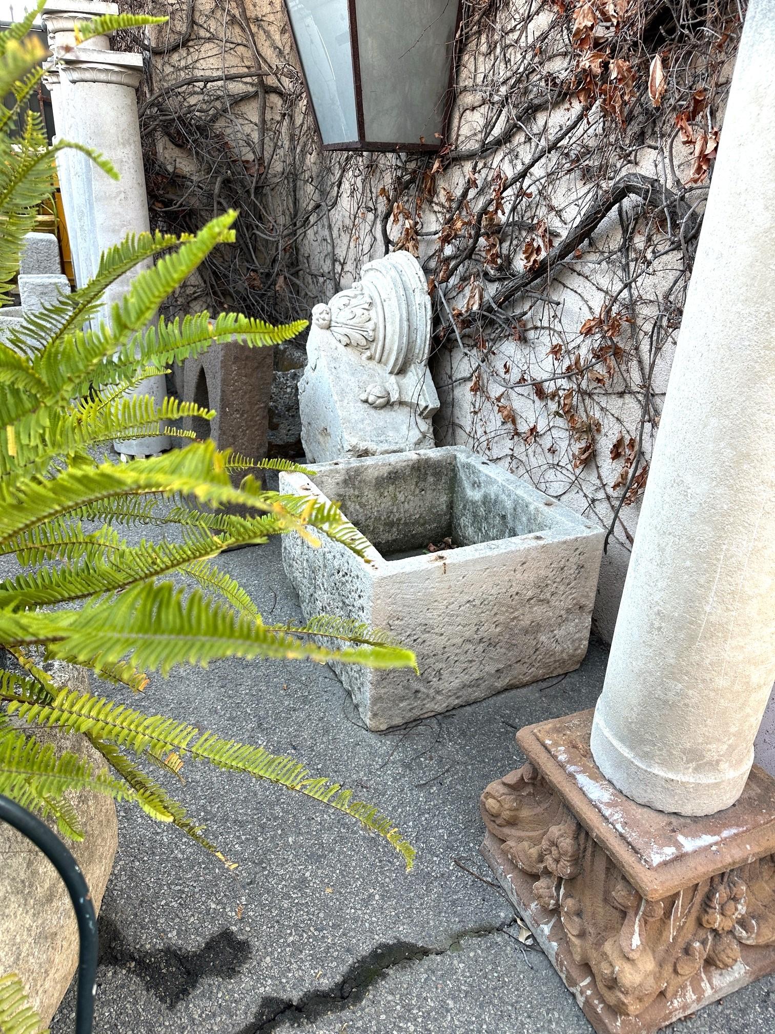 Jardinera de piedra tallada a mano Jardinera Lavabo de granja antiguo LA Francés en venta