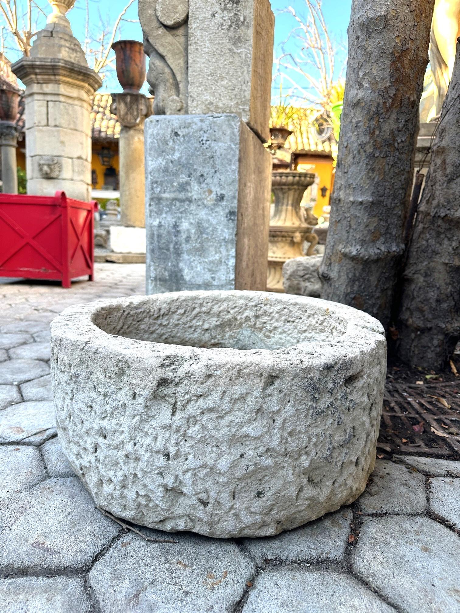 Français Jardinière en pierre sculptée à la main Jardinière Basin Fountain Trough Round Sink en vente