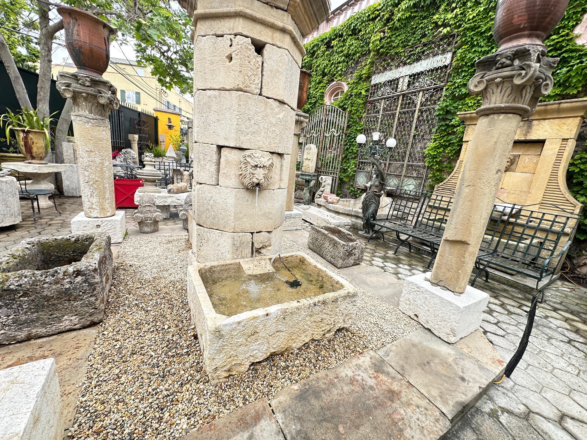 Pierre sculptée à la main auge évier de ferme fontaine bassin Antiques LA Foyer 18ème siècle fontaine à eau exquise bassin de lavoir en pierre sculptée à la main. Cette auge peut être installée avec un simple bec en bronze ou une tête de fontaine en