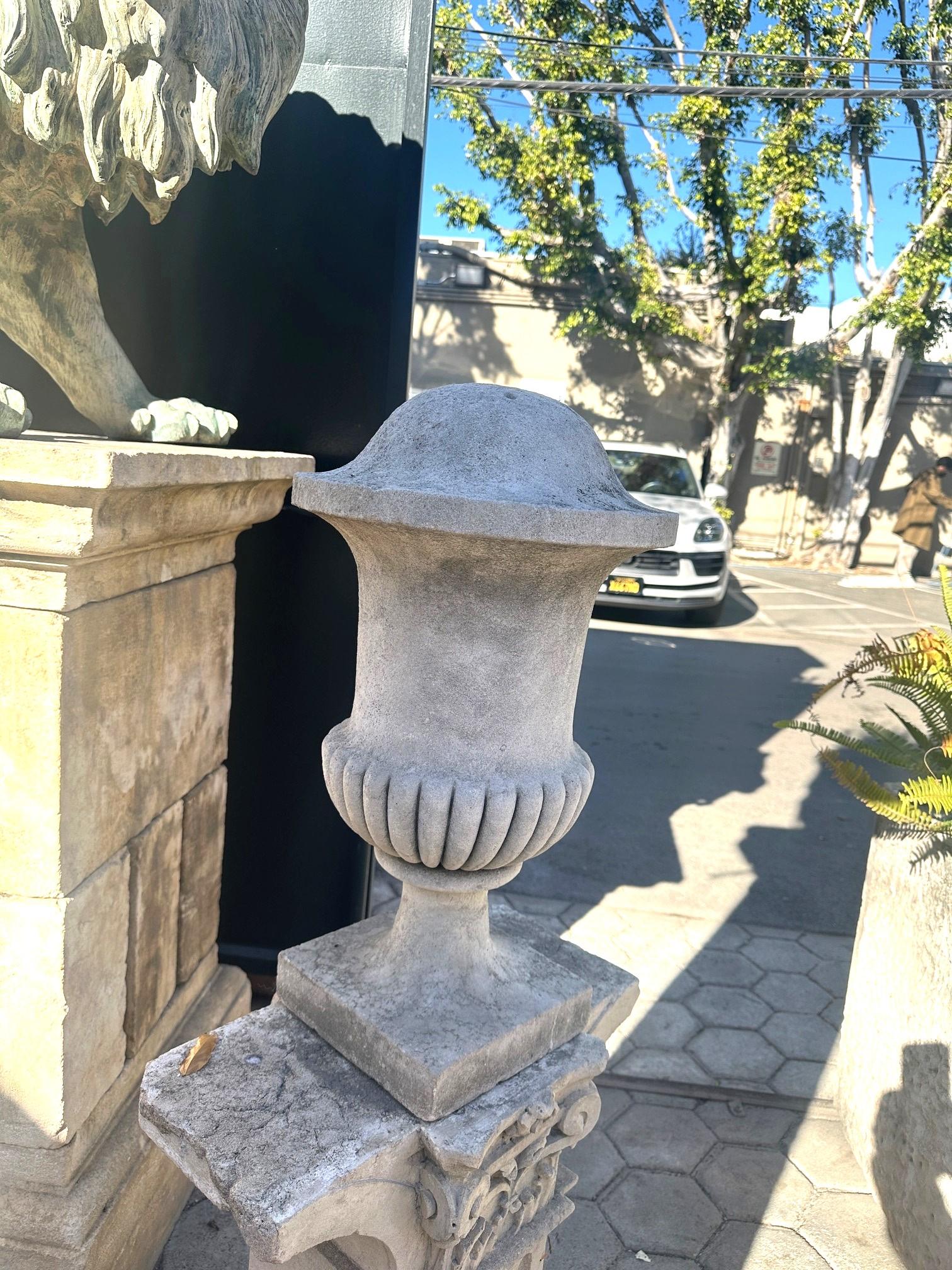 Finial di pietra intagliato a mano Elemento architettonico dell'urna medicea pezzo centrale Antiquariato in vendita 9