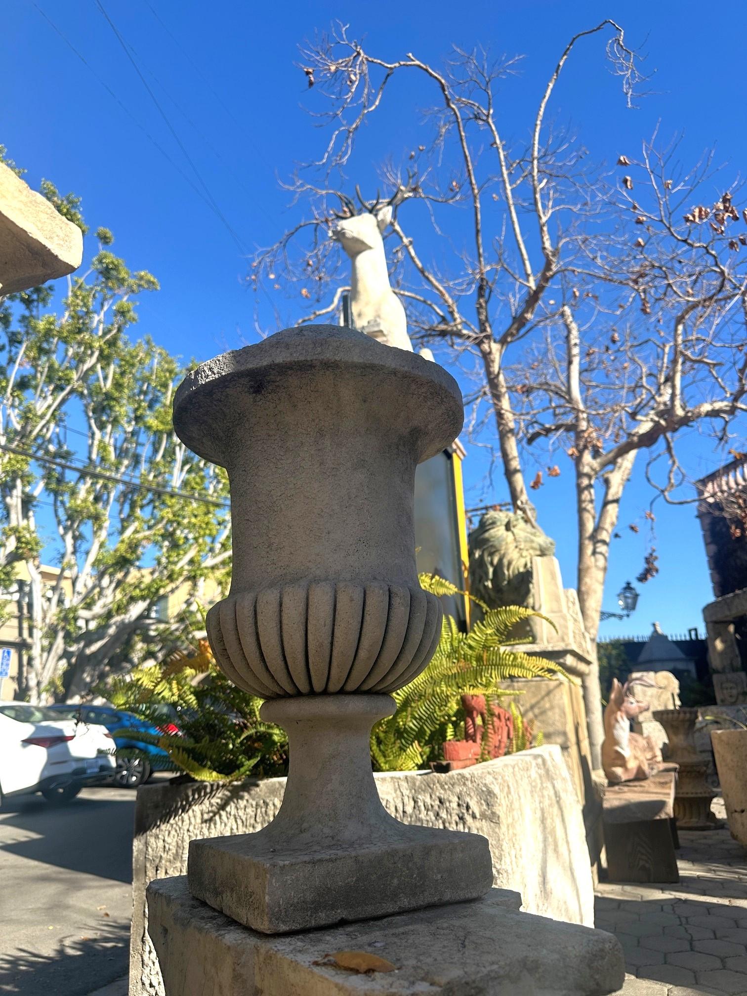Francese Finial di pietra intagliato a mano Elemento architettonico dell'urna medicea pezzo centrale Antiquariato in vendita