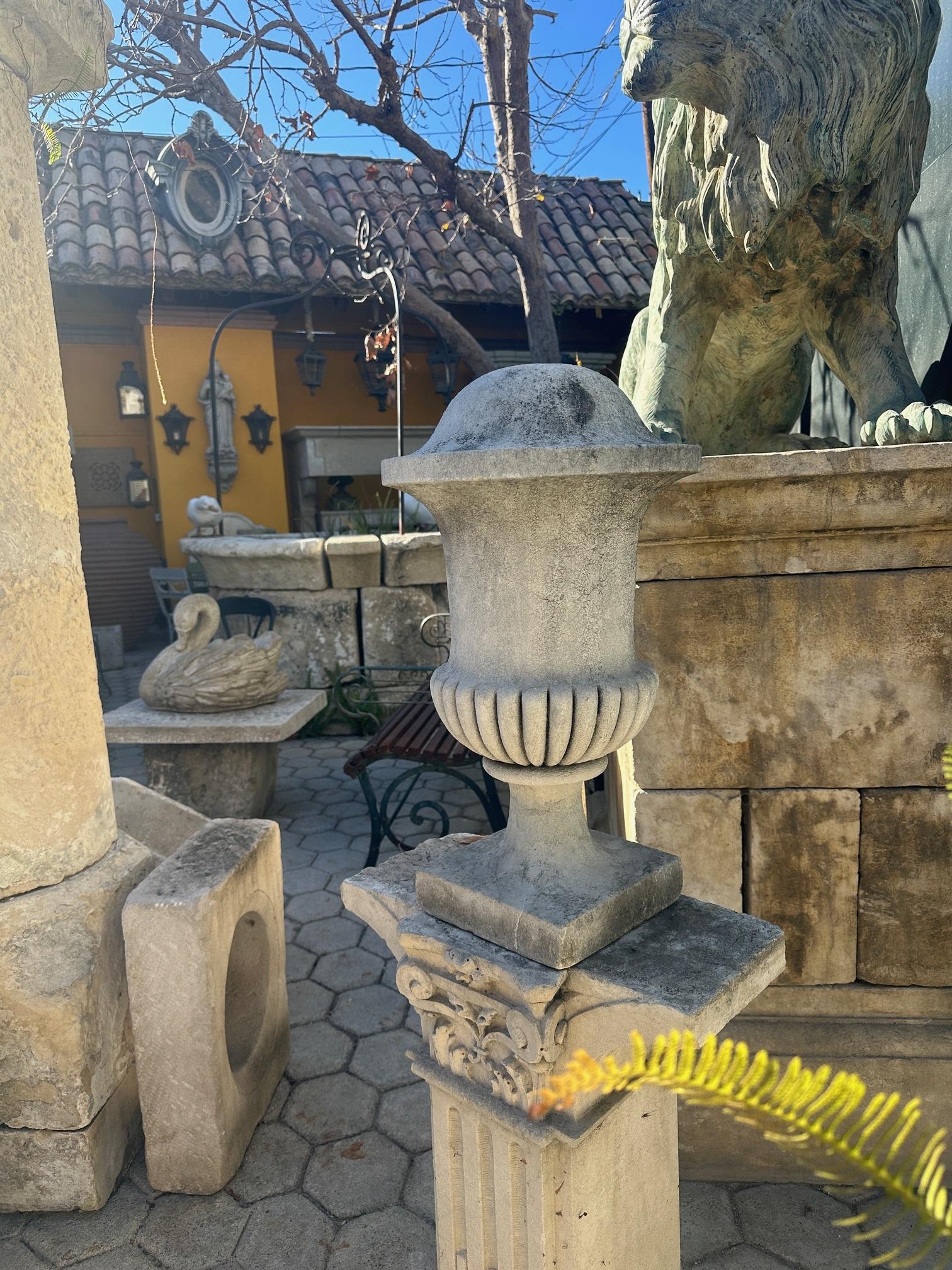 XIX secolo Finial di pietra intagliato a mano Elemento architettonico dell'urna medicea pezzo centrale Antiquariato in vendita