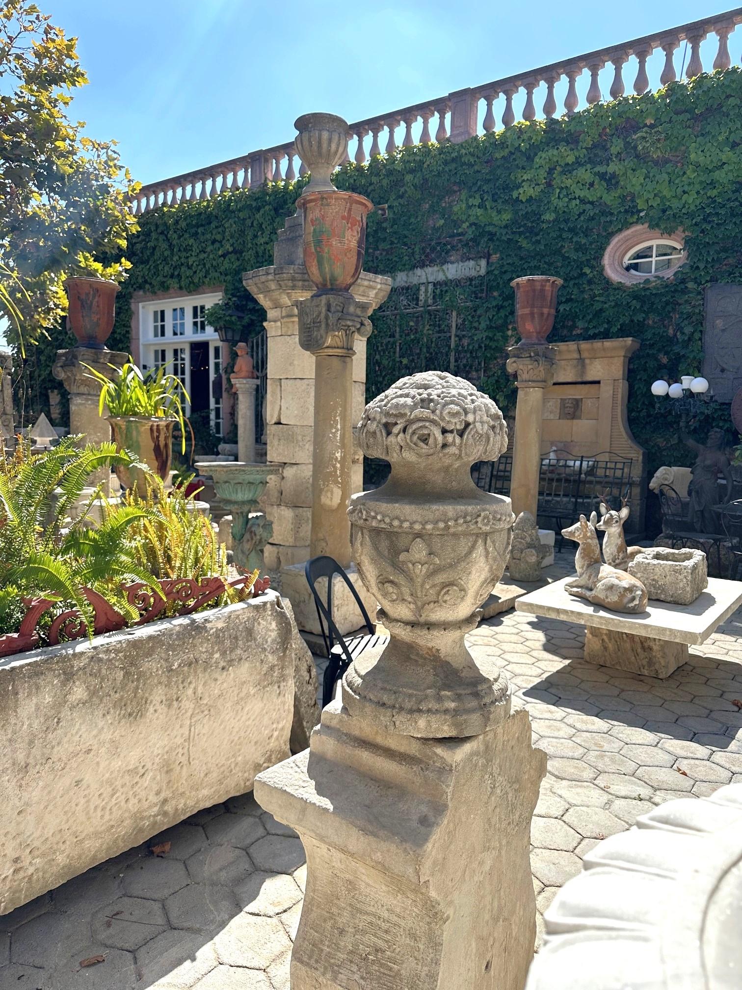 Acabado de Piedra Tallado a Mano Elemento Arquitectónico Decorativo Urna Paisaje de antigüedades .Flambeau Rústico Decorativo de principios del siglo XIX . Pieza central grande de remate de llama de piedra hecha a mano para montar en poste de jardín