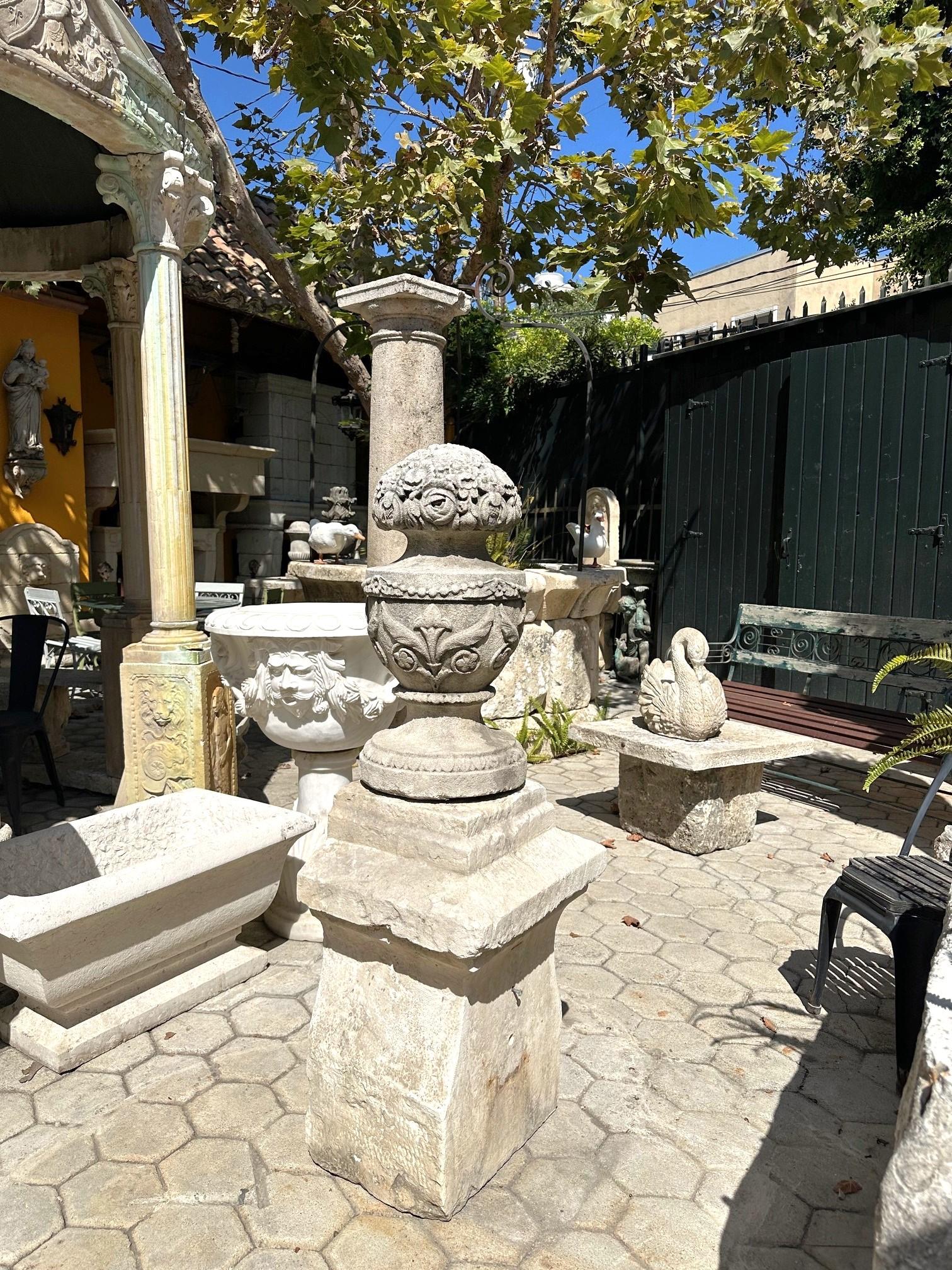 Remate de Piedra Tallado a Mano Elemento Arquitectónico Decorativo Urna Antigüedades paisaje en venta 1