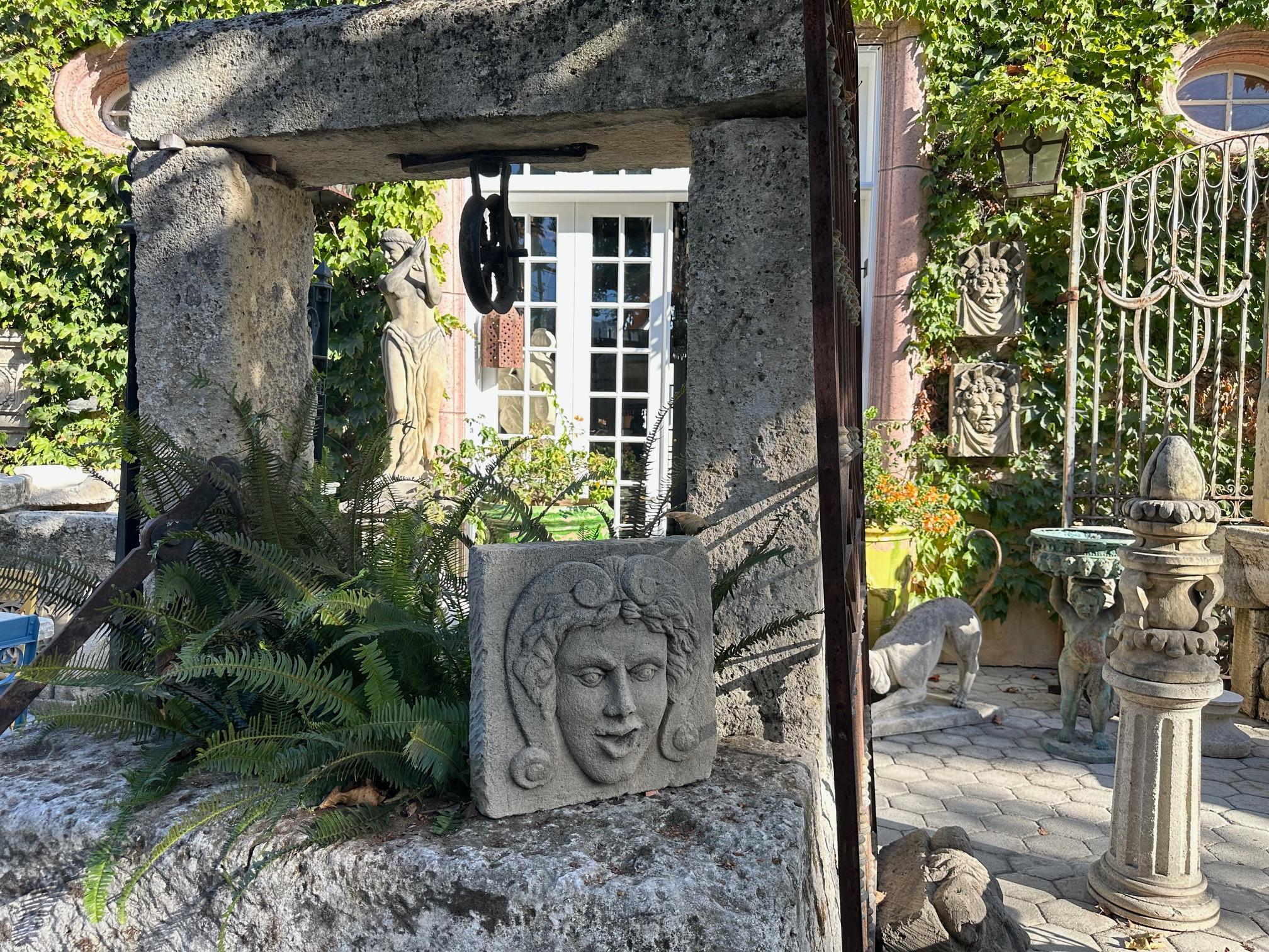 Handgeschnitzter Stein-Brunnenkopf mit gesprenkelter Rückseite, Antiques, rustikale Wandhalterung CA im Angebot 11