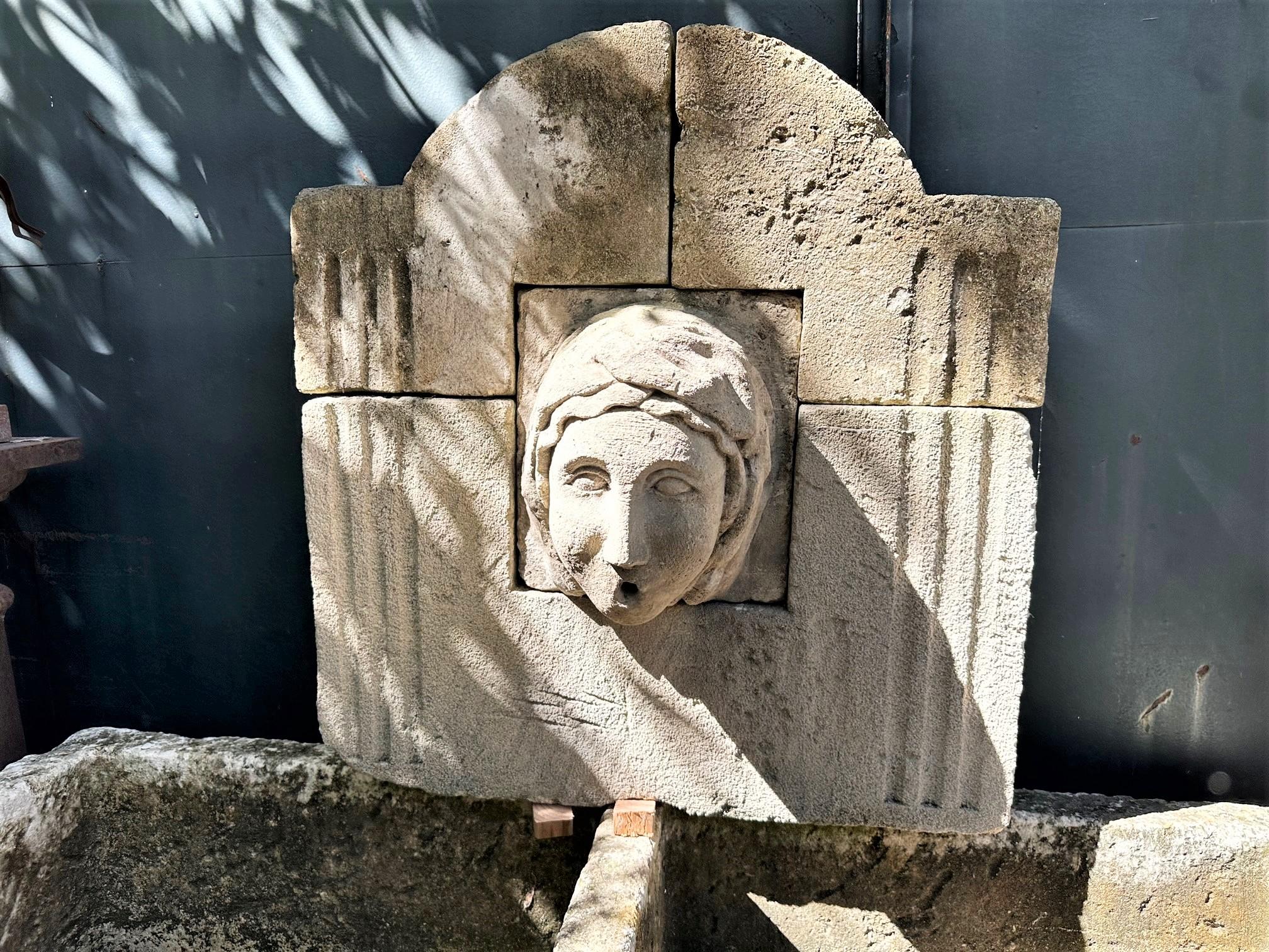 XIXe siècle Fontaine en pierre sculptée à la main Tête de bec Backsplash Antiques Rustic Wall Mount CA en vente