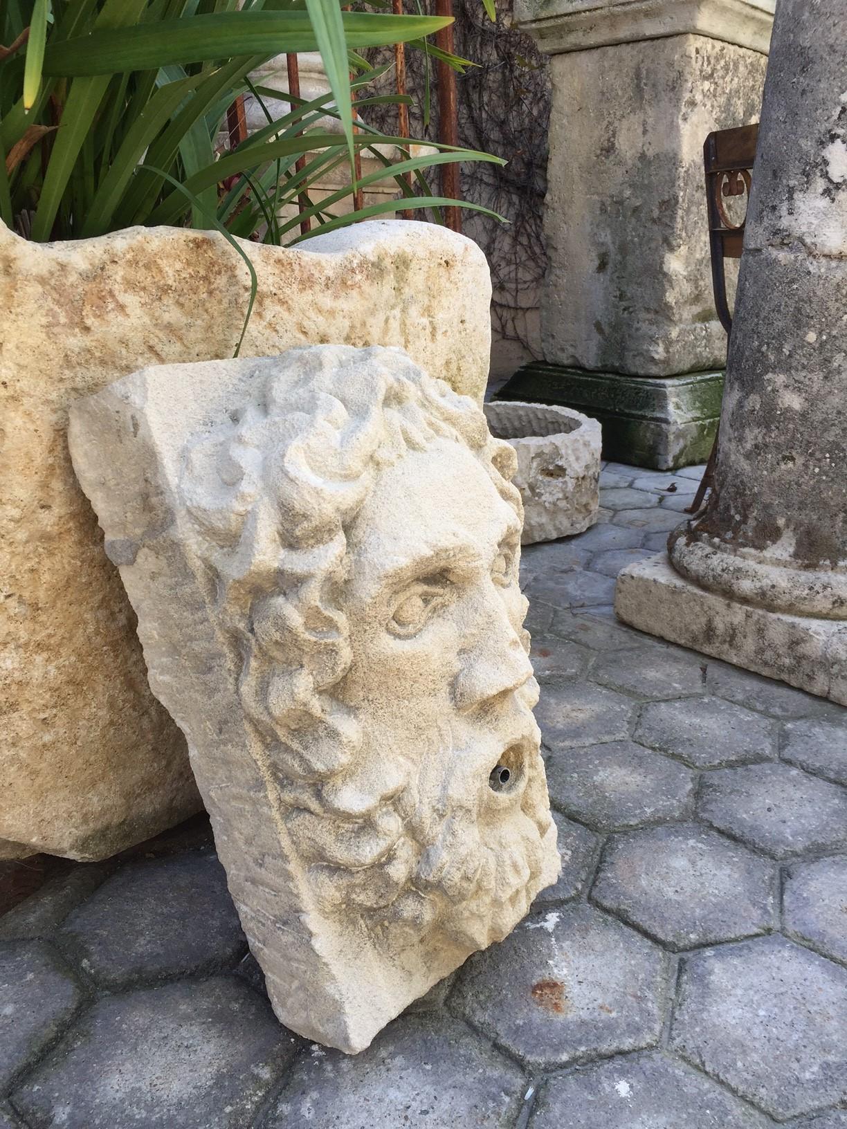 Hand Carved Stone Fountain Head Wall Mount Sculpture Spout Water Feature Antique im Zustand „Gut“ in West Hollywood, CA