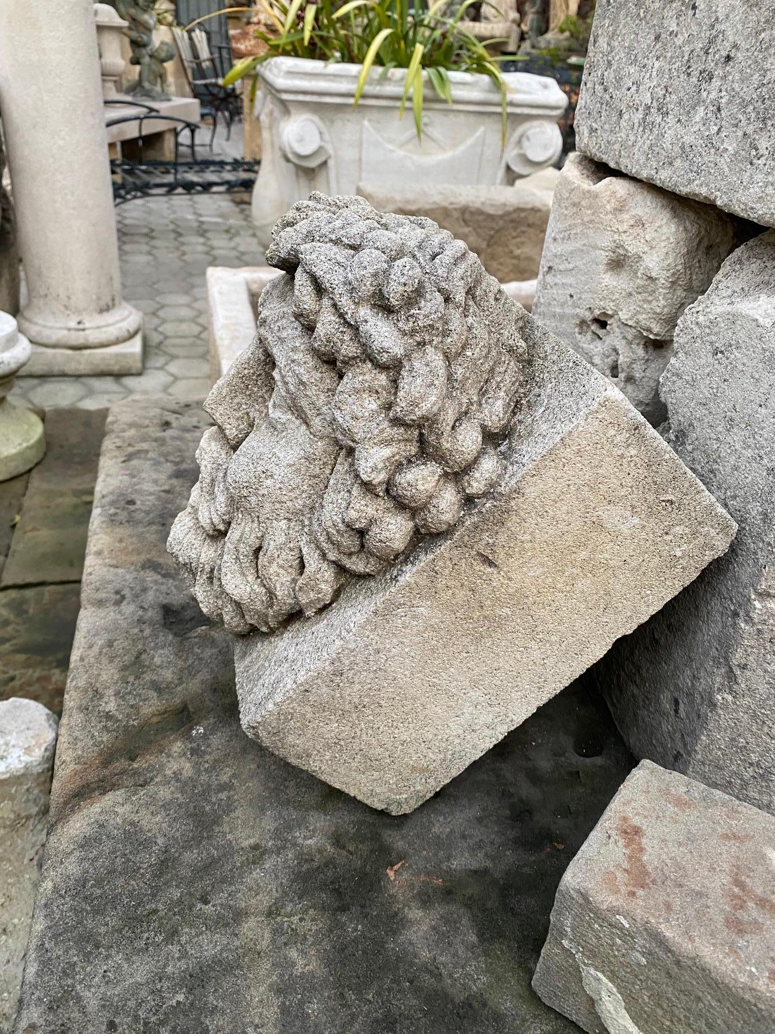 Hand geschnitzt Stein Brunnen Kopf Wandhalterung Skulptur Spout Wasser-Funktion Antik im Zustand „Gut“ im Angebot in West Hollywood, CA