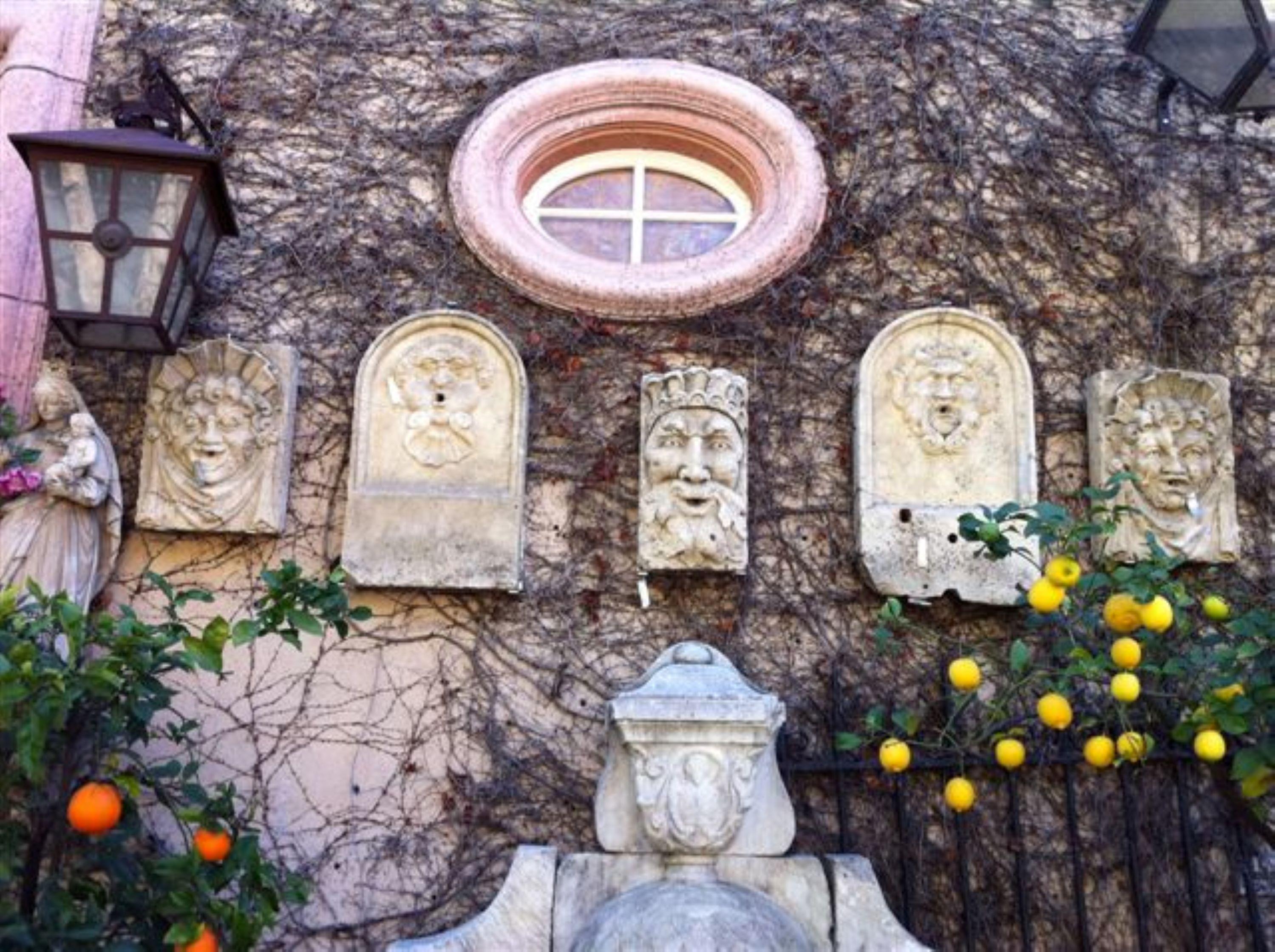 Hand geschnitzt Stein Brunnen Kopf Wandhalterung Skulptur Spout Wasser-Funktion Antik im Zustand „Gut“ im Angebot in West Hollywood, CA