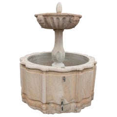 Fontana di pietra intagliata a mano con piatto decorato con volti