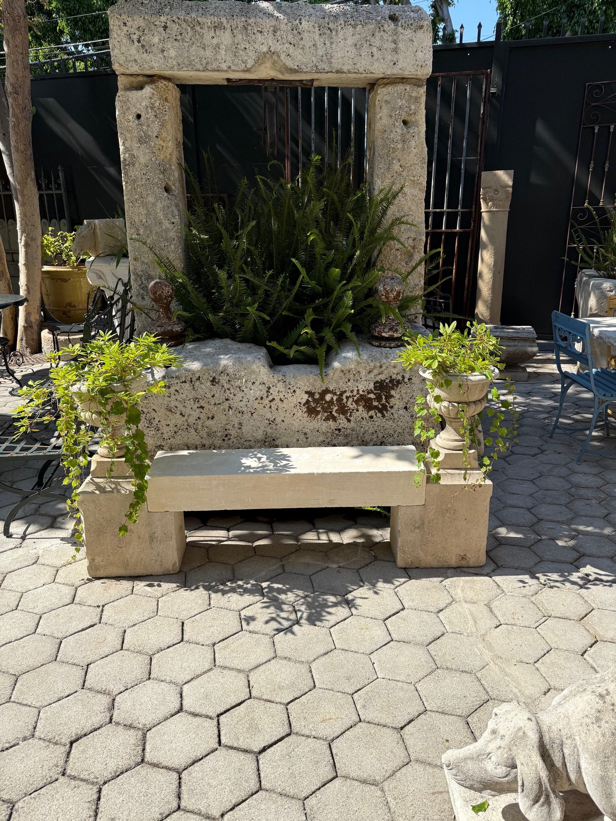 Banc de jardin en pierre sculptée à la main Siège et côté Jardinière Urnes Rustic Elements LA CA . Banc en pierre joliment sculpté à la main, composé de grandes pierres du 19e C.  Paire d'urnes Jardinieres et socle en pierre, avec une dalle en
