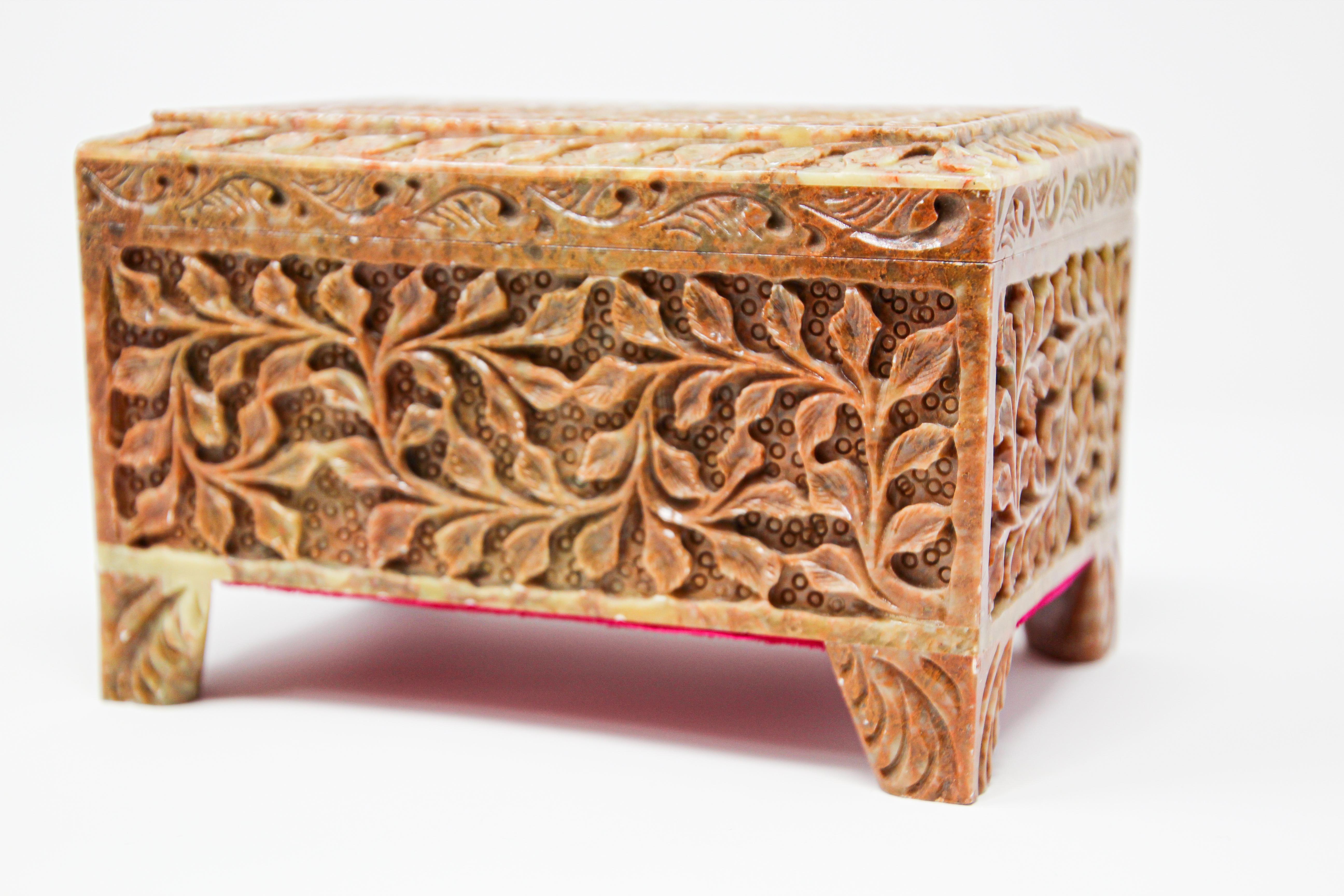 Anglo Raj carved soap stone footed jewelry box..
Handcrafted decorative box with foliage design with soap stone natural jade like colors.
Lined with red velvet.
Very nice fine artwork in the style of Agra, home of the legendary Taj Mahal.
Box