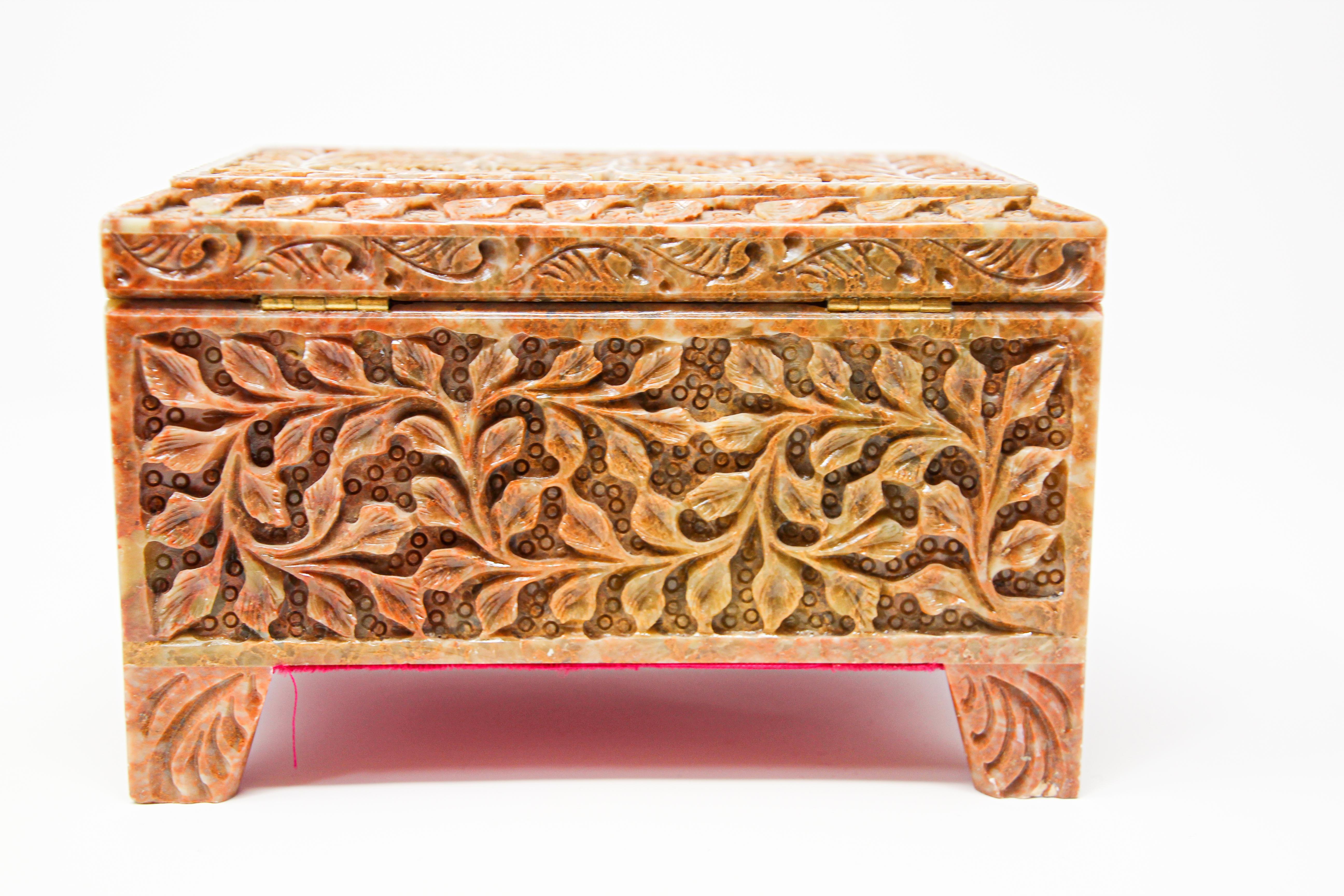 Hand-Carved Stone Jewelry Box Rajasthan, India In Good Condition For Sale In North Hollywood, CA