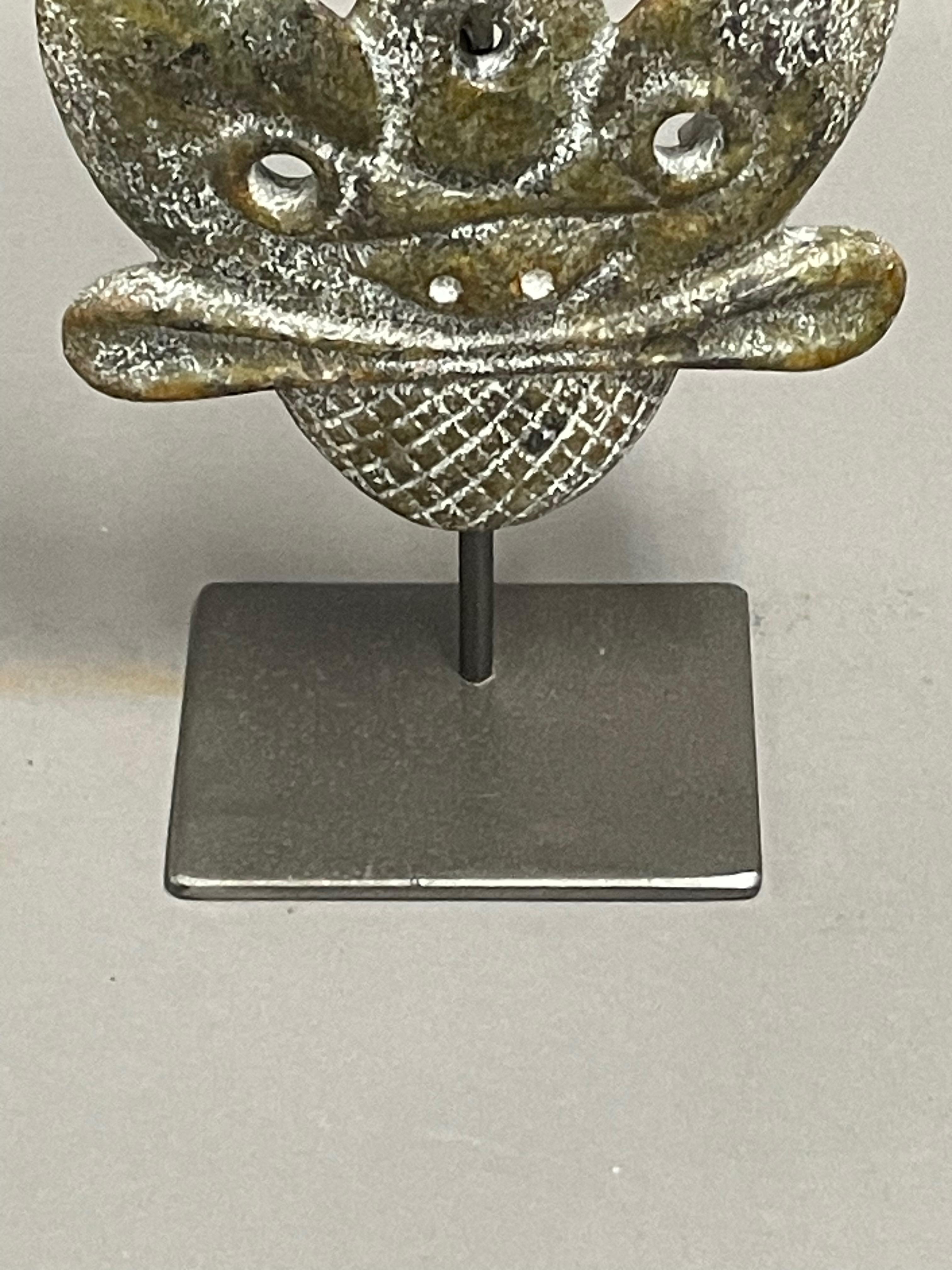 Chinois Masque en pierre sculpté à la main sur un stand en métal, Chine, contemporain en vente