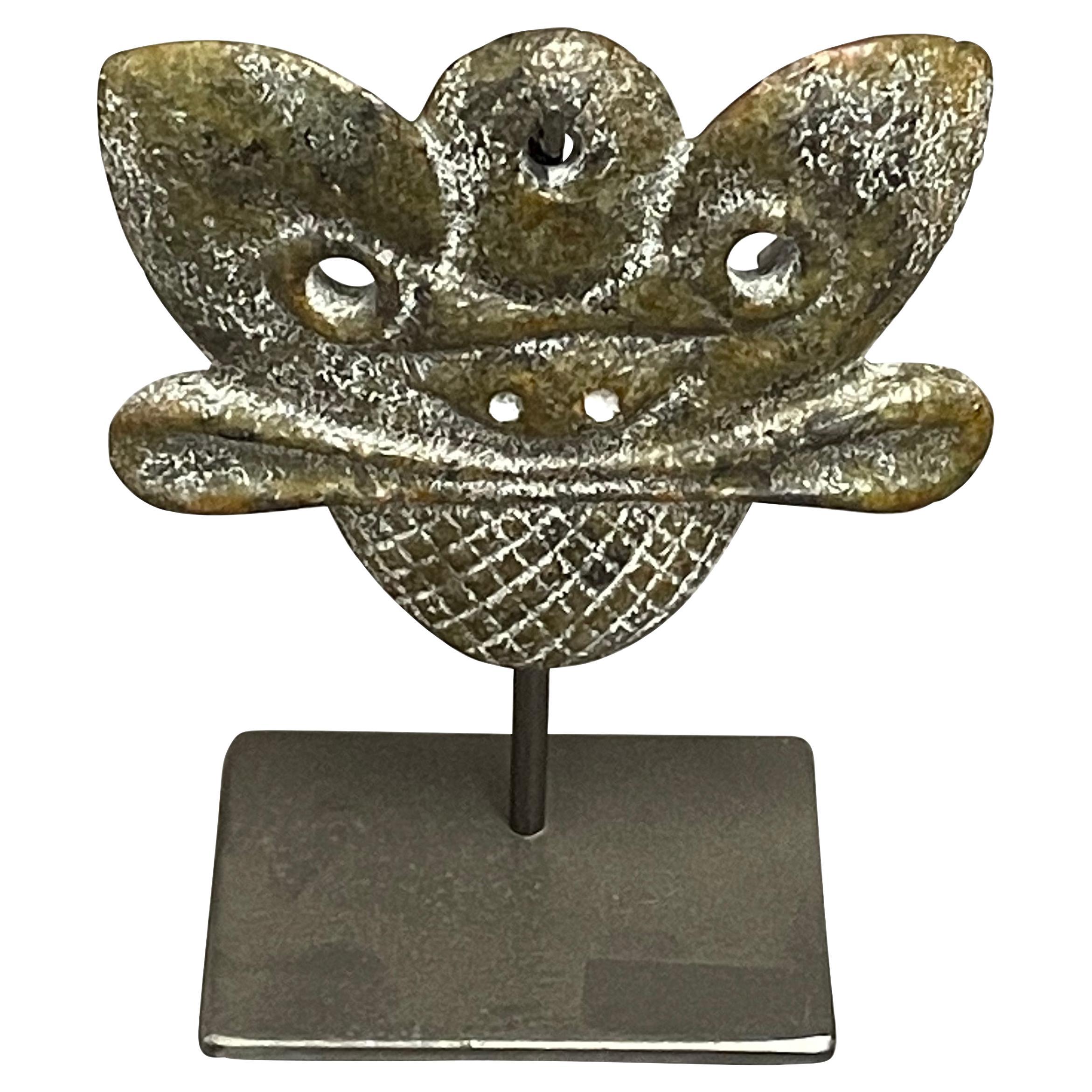 Masque en pierre sculpté à la main sur un stand en métal, Chine, contemporain