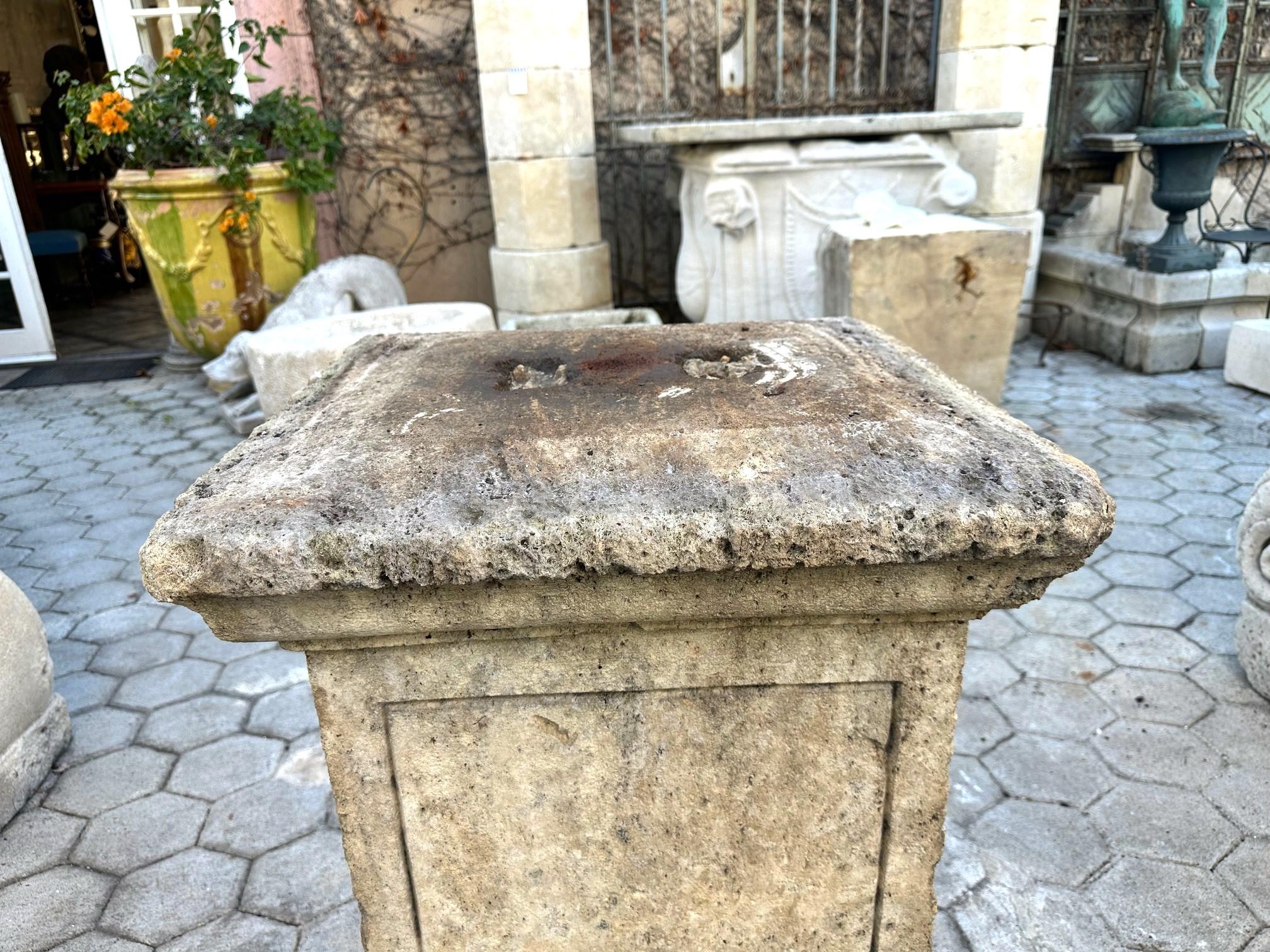Colonna con piedistallo in pietra intagliata a mano, fontana con base a blocco centrale in vendita 12