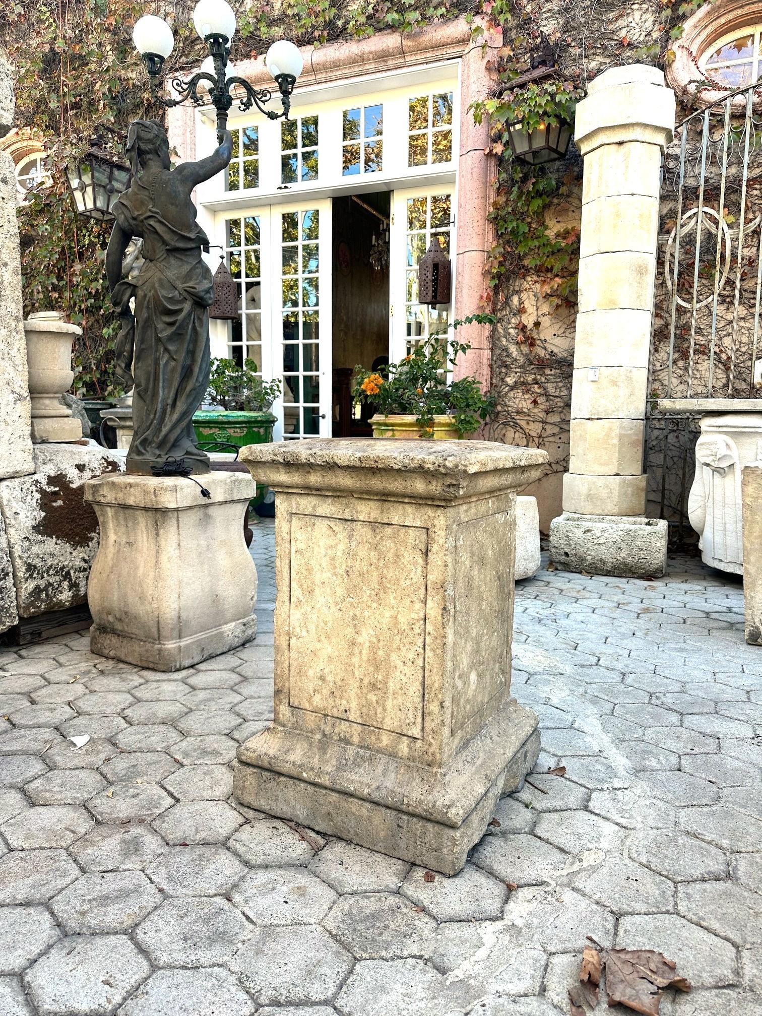 Colonna con piedistallo in pietra intagliata a mano, fontana con base a blocco centrale in vendita 13