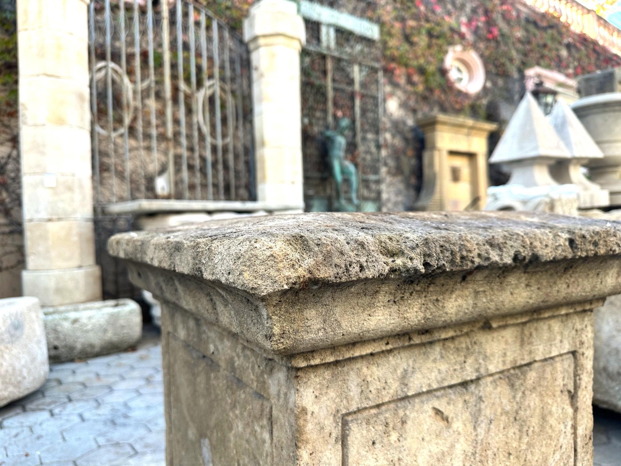 XIX secolo Colonna con piedistallo in pietra intagliata a mano, fontana con base a blocco centrale in vendita