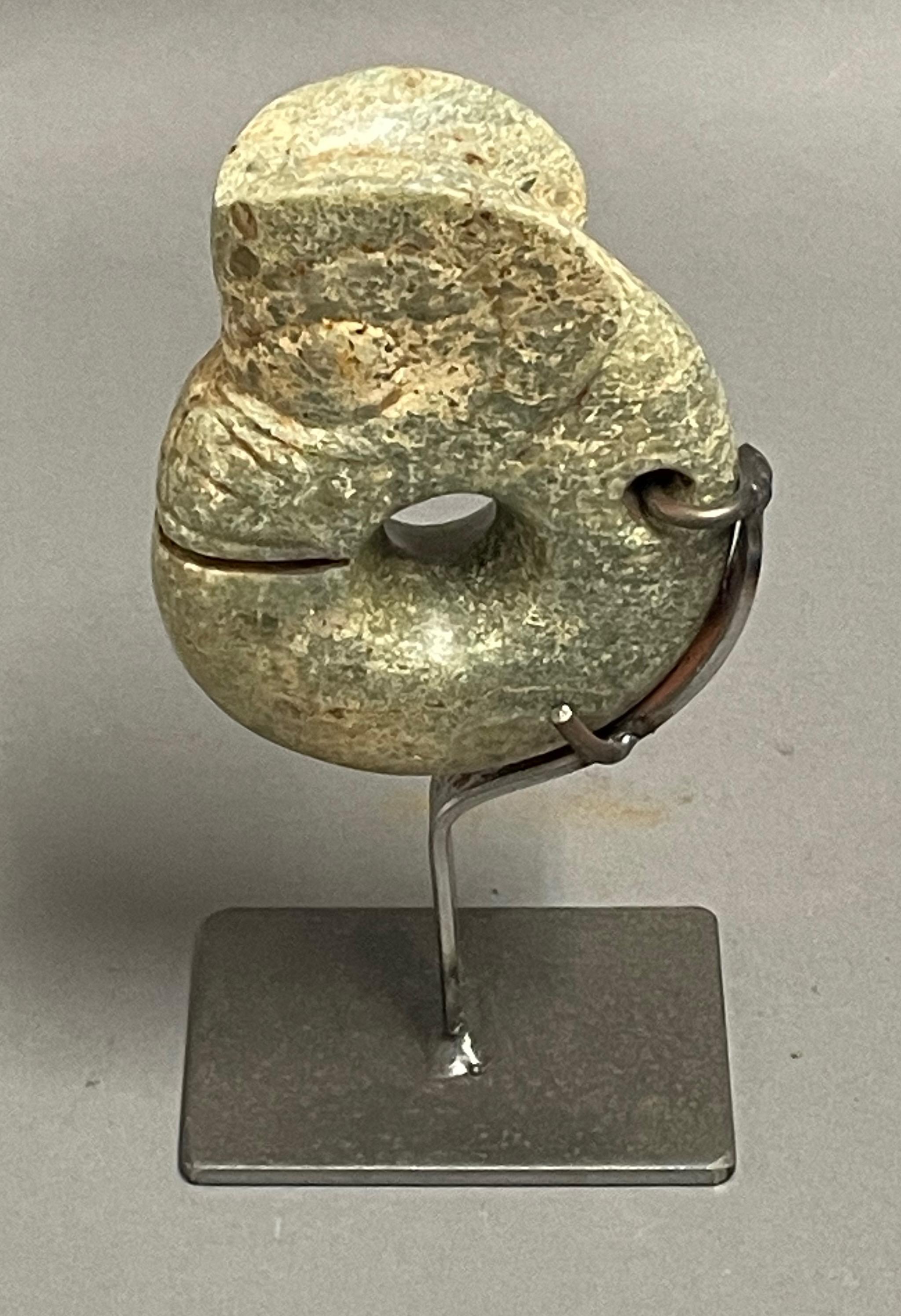 Zeitgenössische chinesische handgeschnitzte Steinskulptur einer Garnele.
Sitzt schön mit Satz von zwei jadefarbenen Steinscheiben  S6775
Standmaße  3