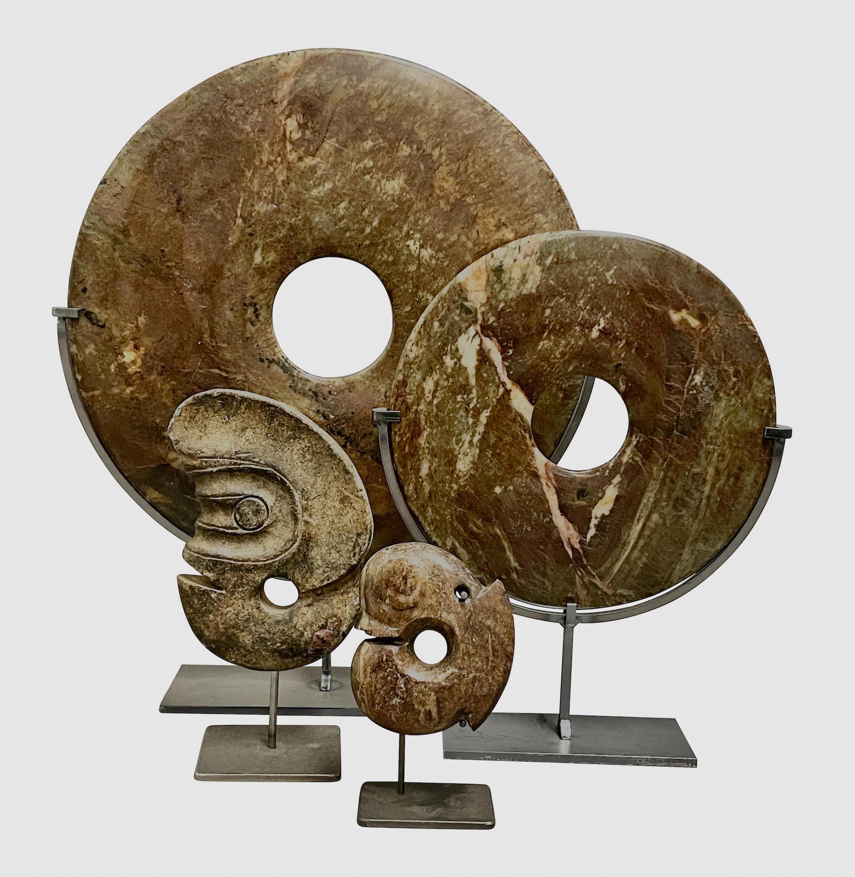 Handgeschnitzte Garnelen-Skulptur aus Stein auf Metall-Stand, China, Contemporary im Angebot 3