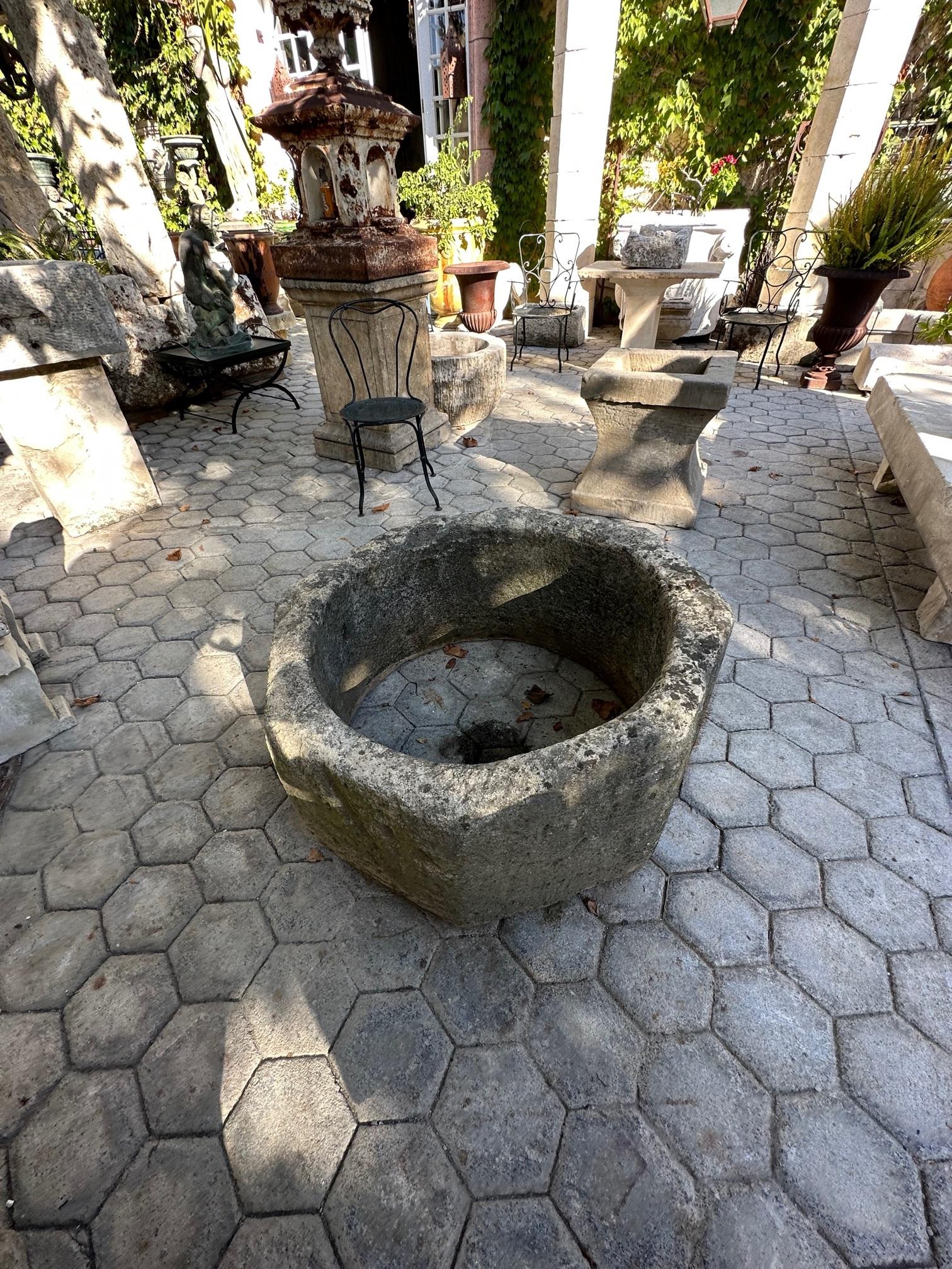 Handgeschnitzter antiker Feuerkrug/ Pflanzgefäß aus Stein mit Wellhead-Mittelbrunnenbecken, LA CA im Angebot 8