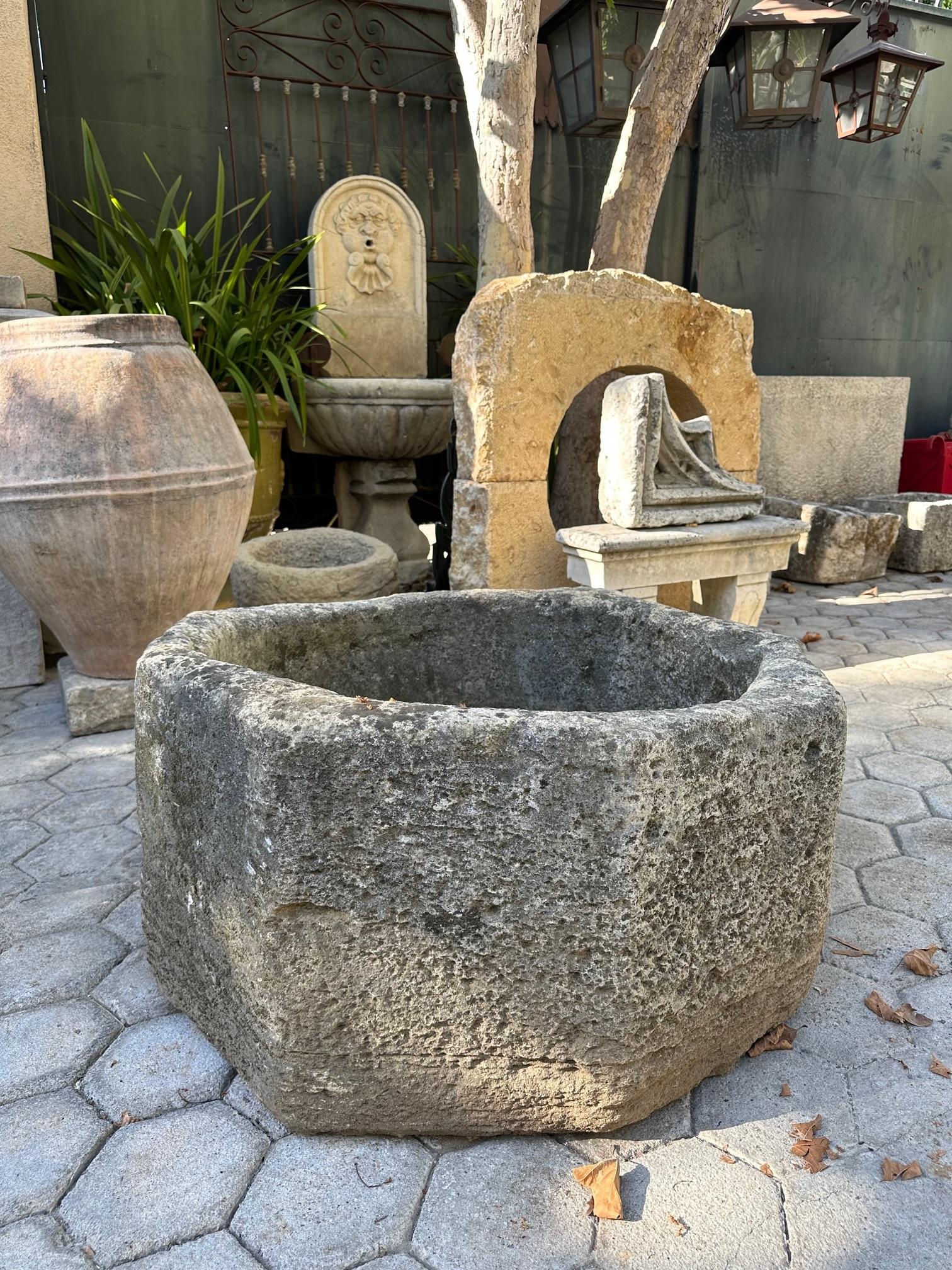 Pierre sculptée à la main tête de puits centre fontaine bassin antique Fire Pit planter LA CA en vente 9