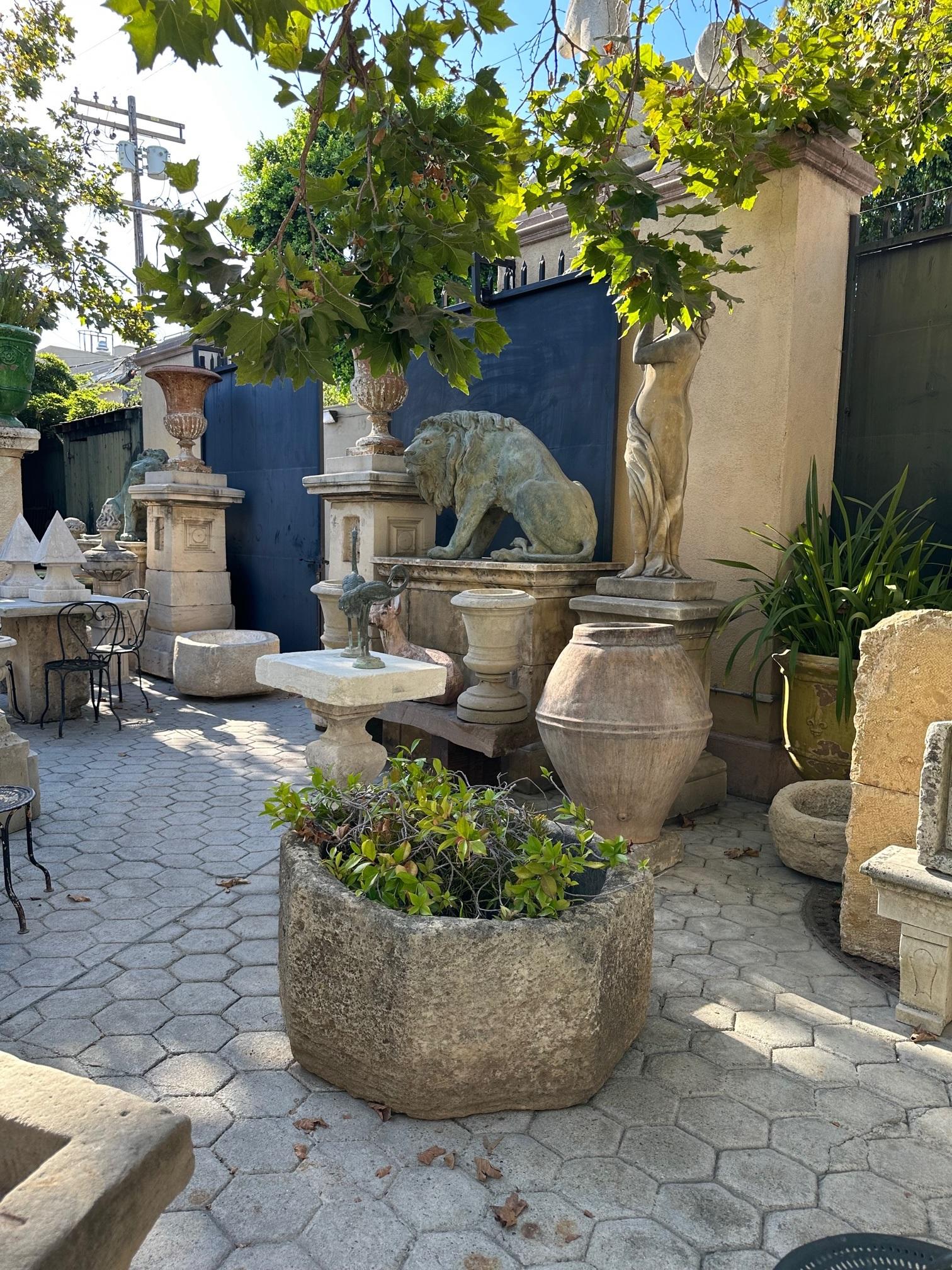 Sculpté Pierre sculptée à la main tête de puits centre fontaine bassin antique Fire Pit planter LA CA en vente