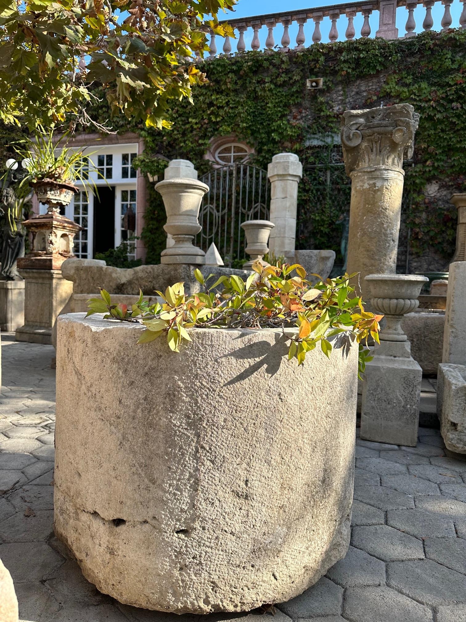 Fontaine centrale à tête de puits en pierre sculptée à la main Bassin de cuve rustique Cheminée antique  en vente 3