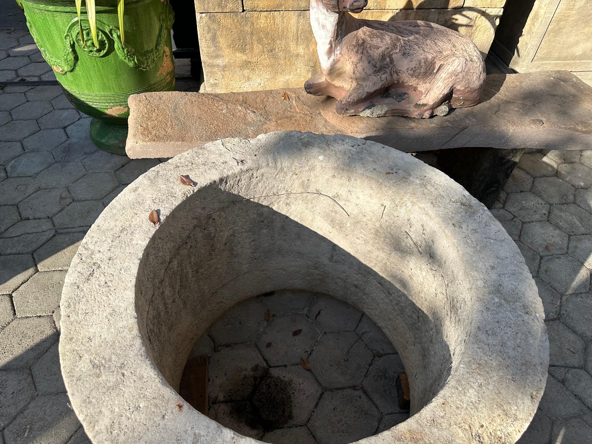 Hand Carved Stone Wellhead Zentrum Brunnen Rustic Vessel Basin Antique Firepit  im Angebot 7