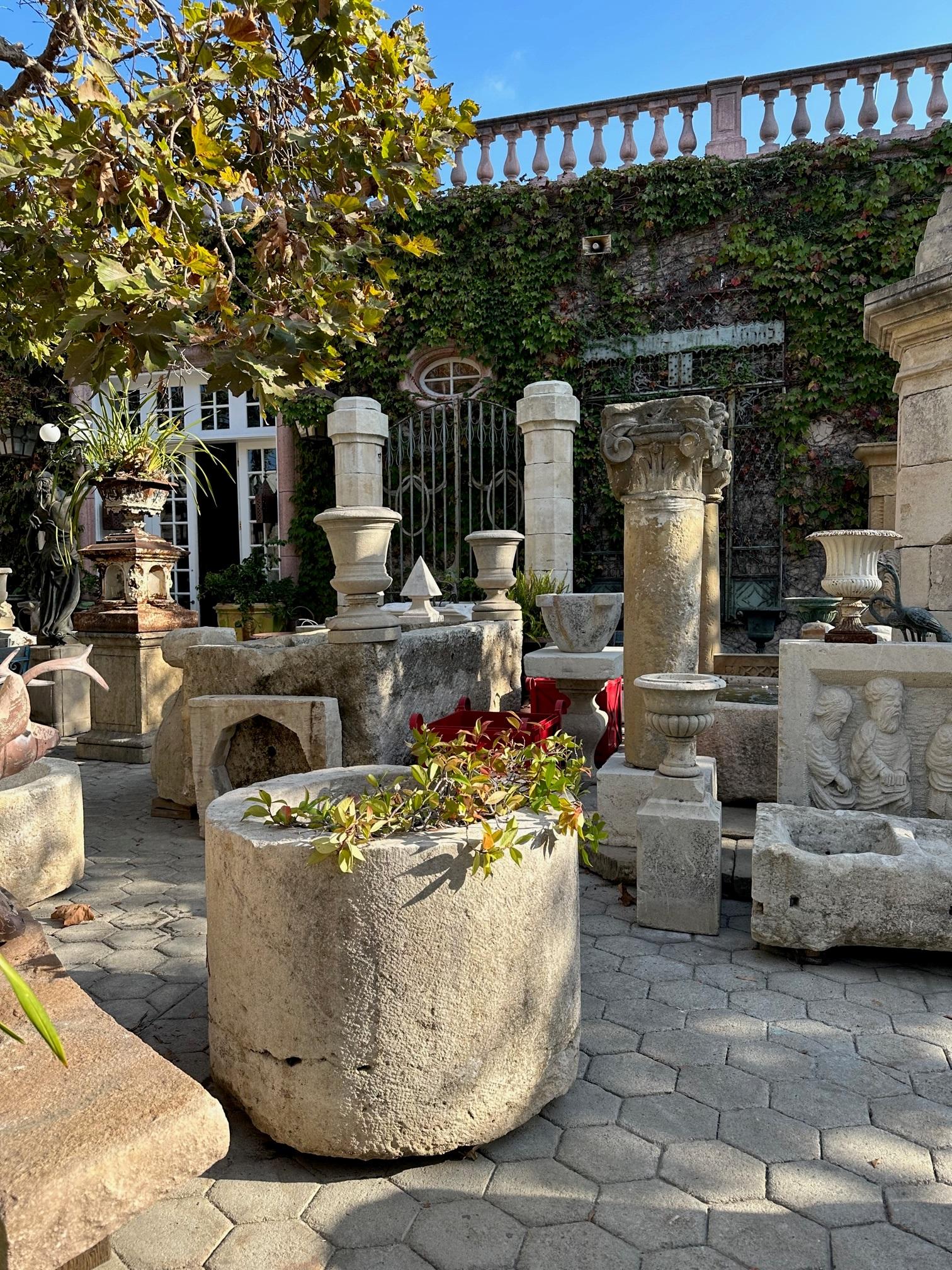 Français Fontaine centrale à tête de puits en pierre sculptée à la main Bassin de cuve rustique Cheminée antique  en vente