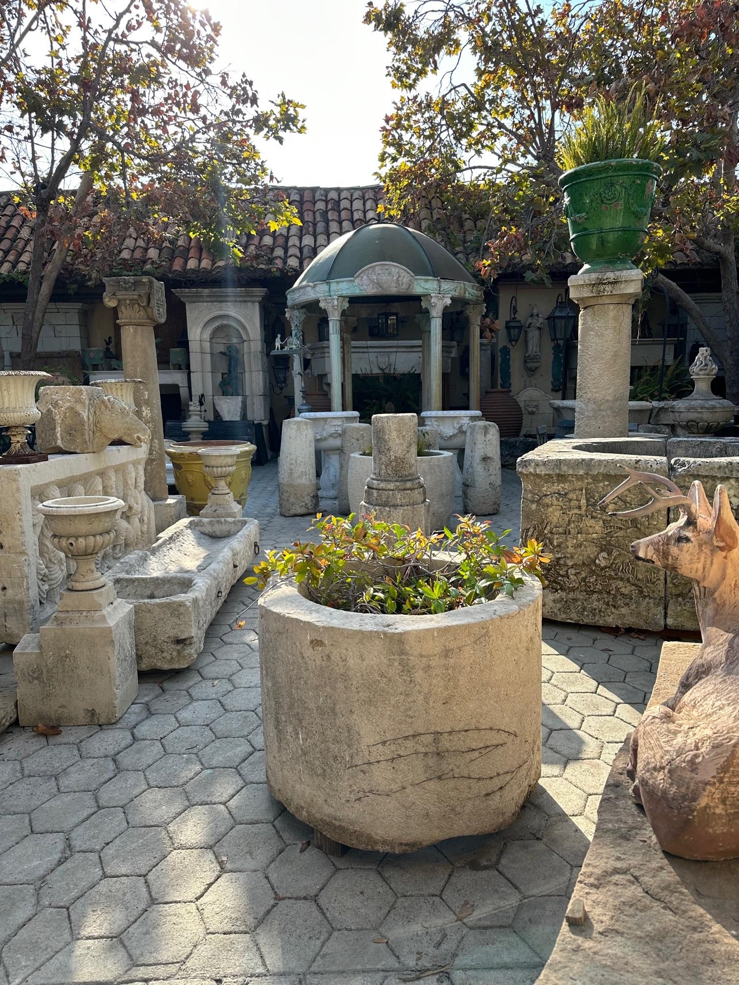 Fontaine centrale à tête de puits en pierre sculptée à la main Bassin de cuve rustique Cheminée antique  Bon état - En vente à West Hollywood, CA