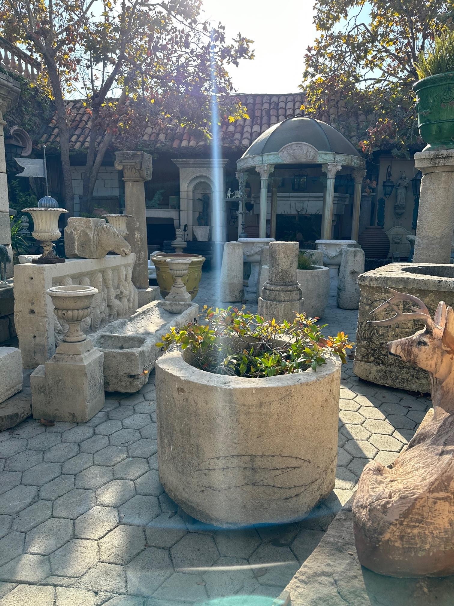 Fontaine centrale à tête de puits en pierre sculptée à la main Bassin de cuve rustique Cheminée antique  en vente 2