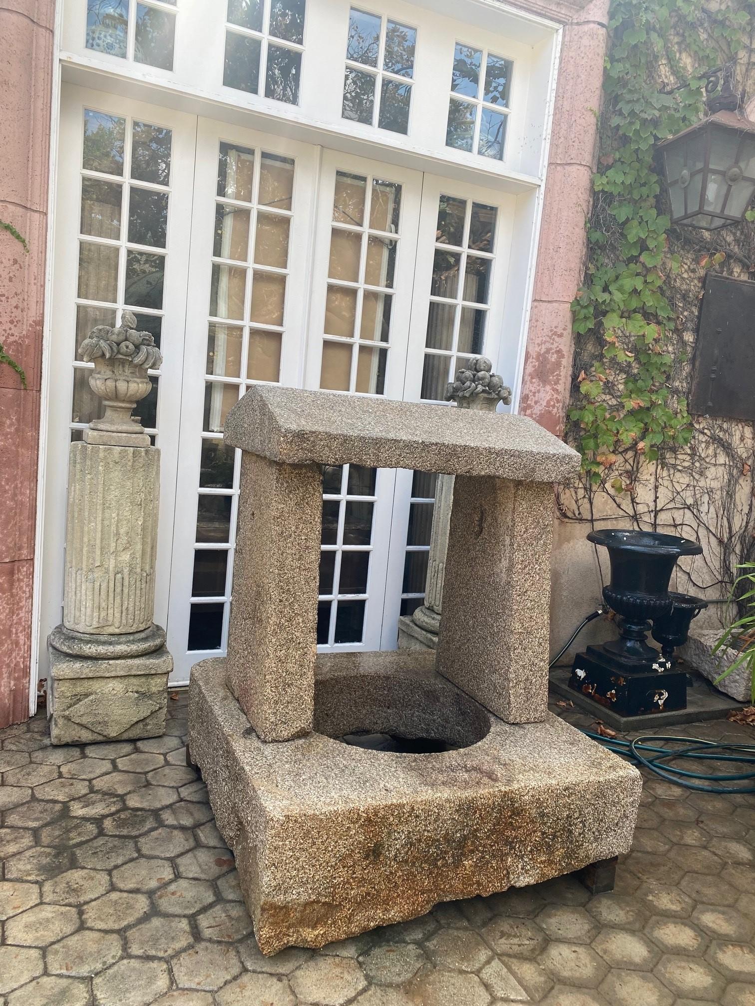 Tête de puits en pierre sculptée à la main fontaine ou montage mural bassin antique foyer . Un beau granit sculpté à la main à la fin du 18e siècle - début du 19e siècle, de forme carrée avec des blocs de pierre en forme de niche. Des formes