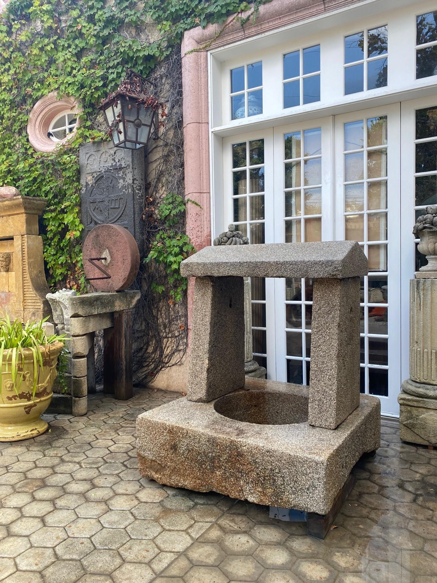 Antiker handgeschnitzter Stein-Feuerkrug mit Wellhead-Mittelteil oder Wandmontierung, Brunnenbasin  (Französisch) im Angebot