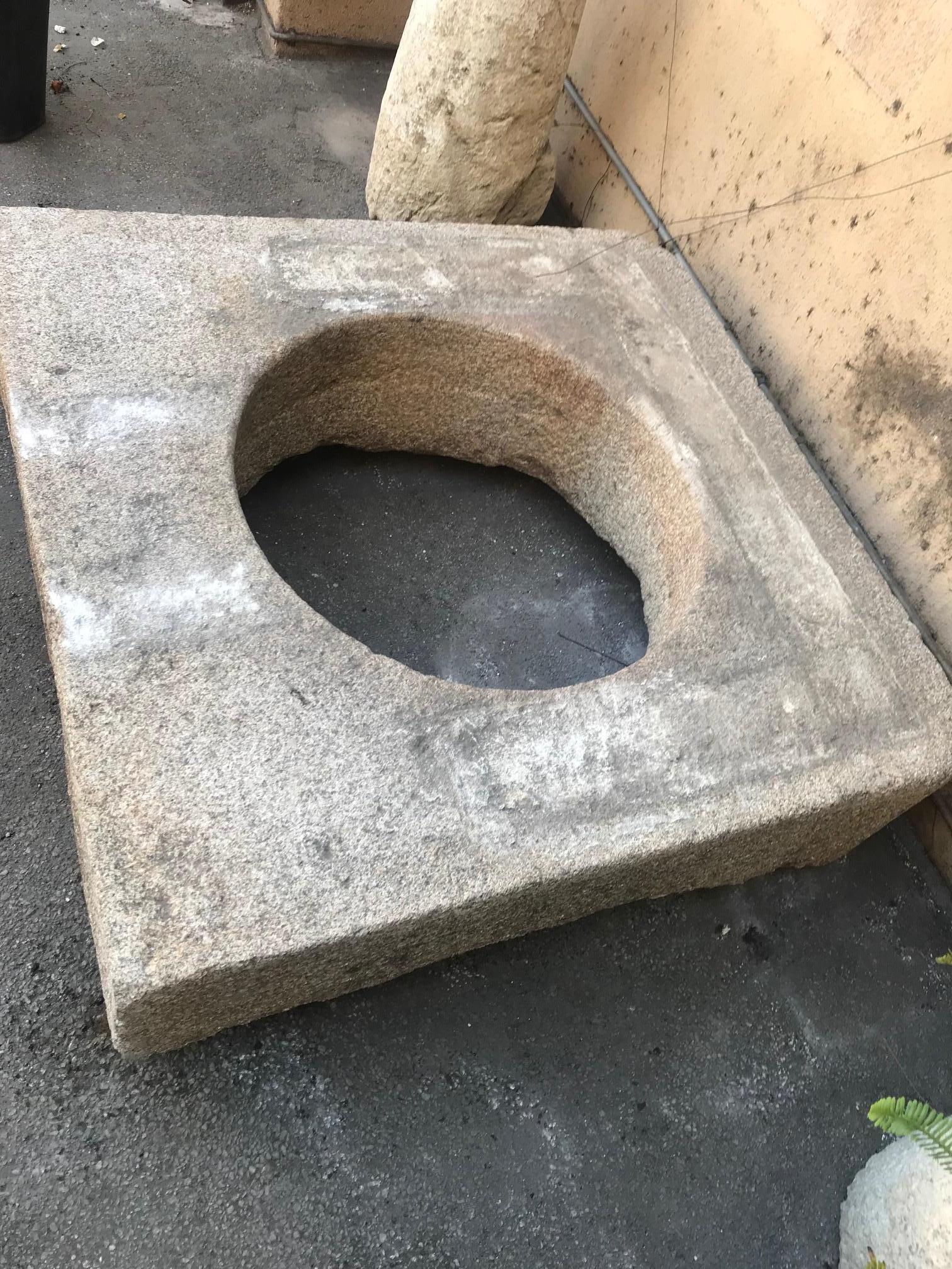 Antiker handgeschnitzter Stein-Feuerkrug mit Wellhead-Mittelteil oder Wandmontierung, Brunnenbasin  im Angebot 3