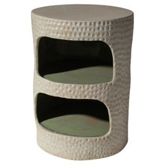 Tavolino color crema in gres, intagliato a mano, con ripiani integrati
