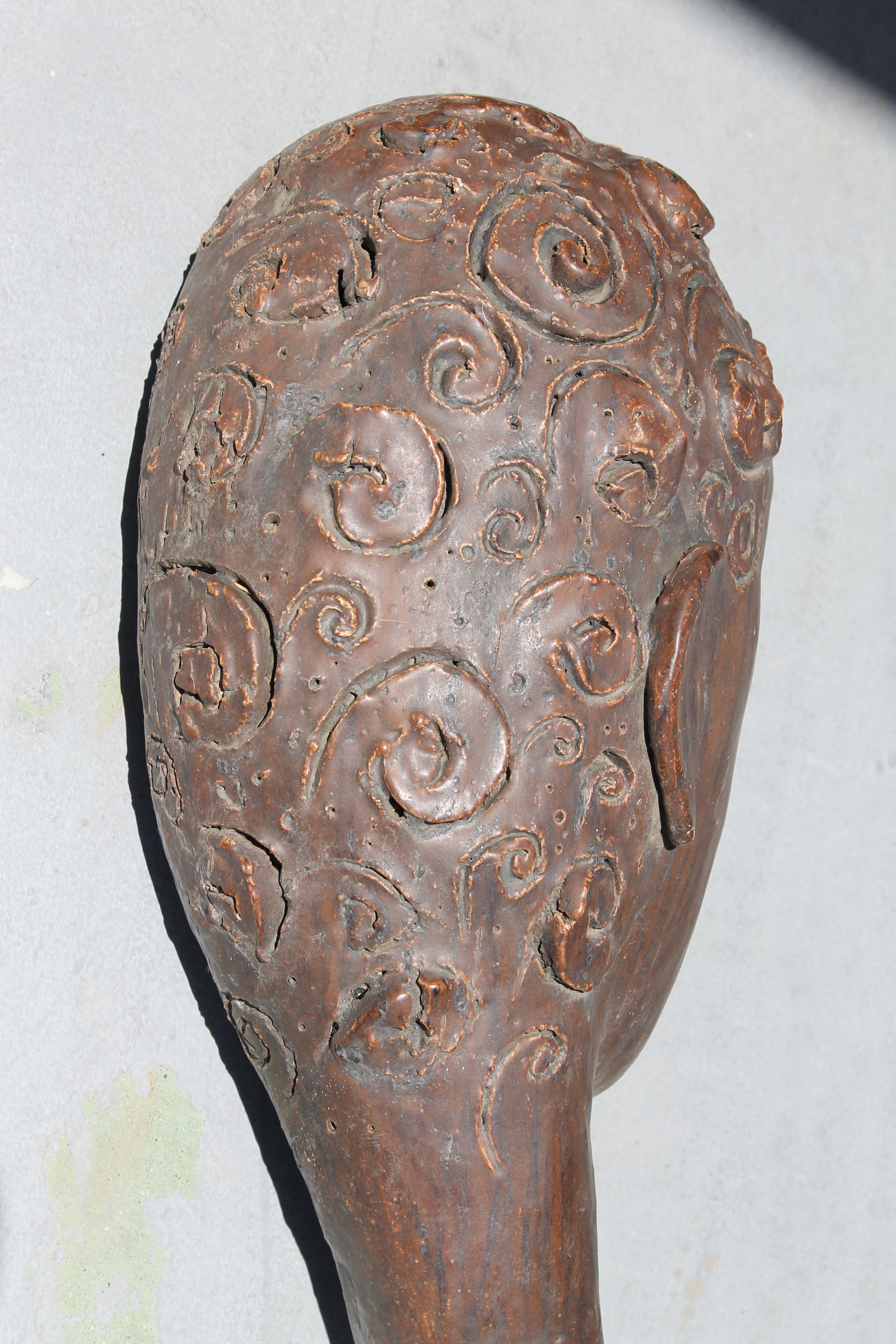 Moderno Volto scolpito in gres di James Kouretas (1947-2016) in vendita