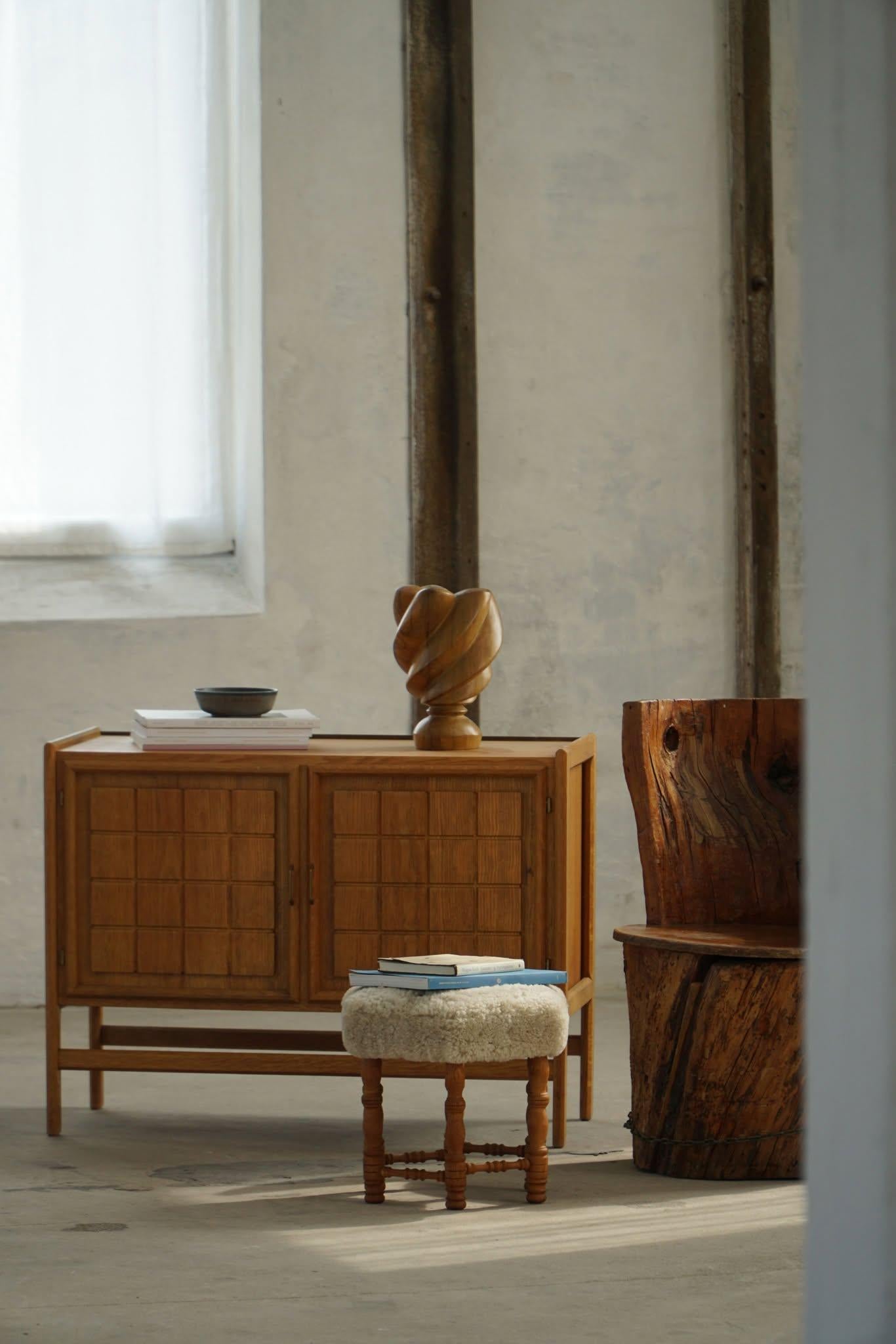 Hand Carved Stump Chair in Pine with Storage, Swedish Modern, Wabi Sabi, 1900s For Sale 5