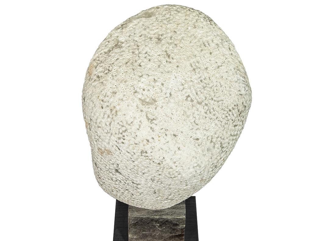 Sculpture en pierre stylisée sculptée à la main par Daniel Pokorn en vente 3