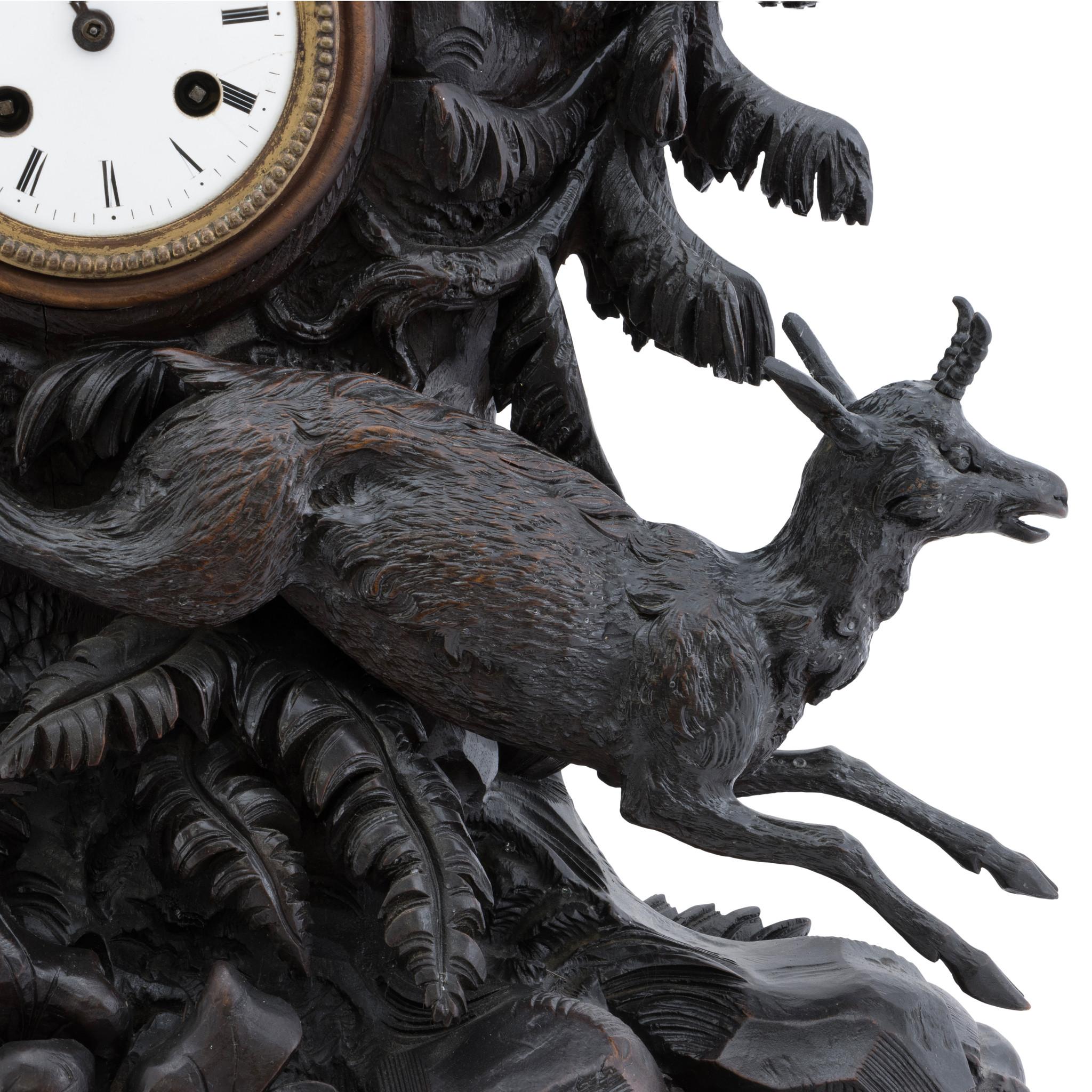 Suisse Horloge de manteau suisse Black Forest sculptée à la main en vente
